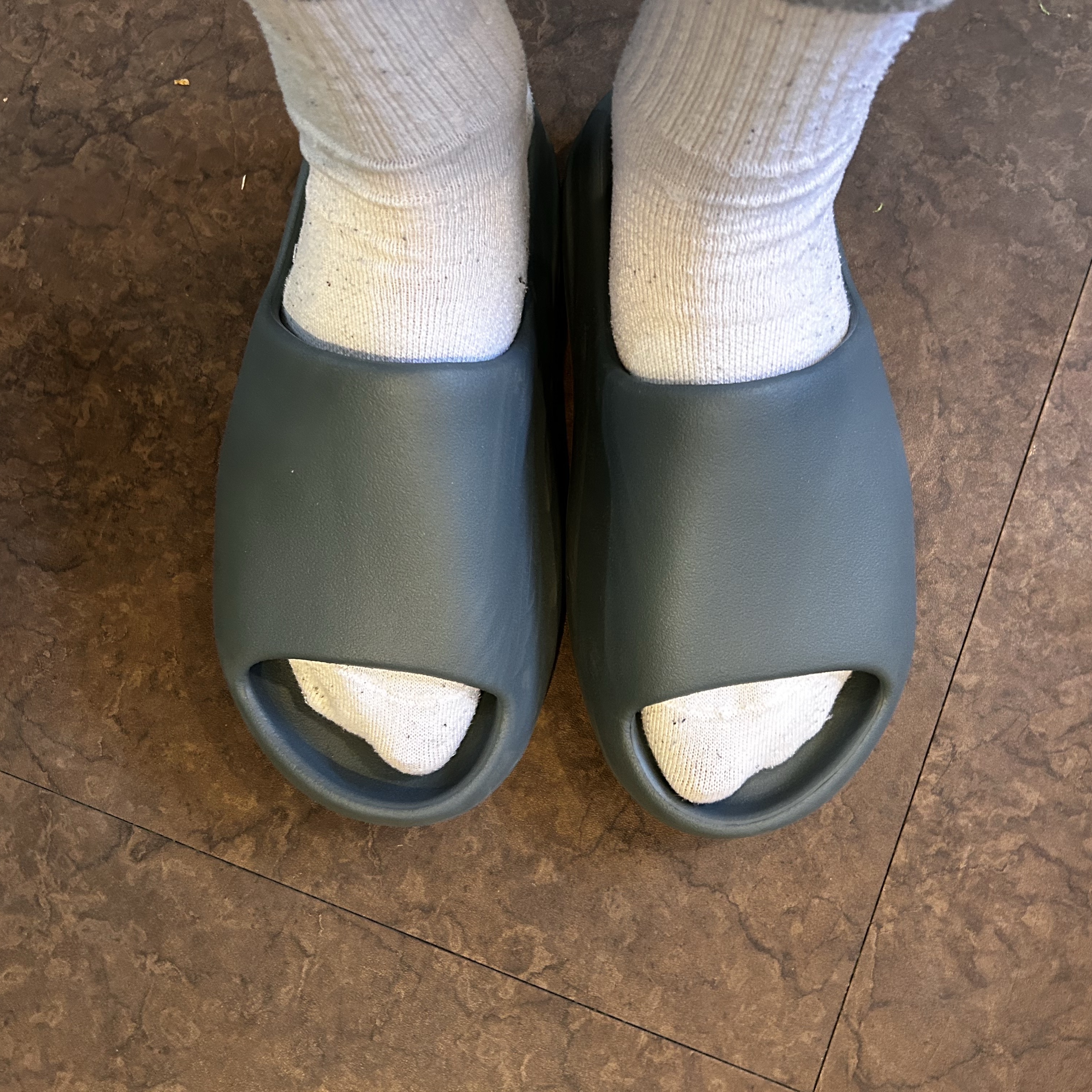 Adidas Yeezy Slide Slate Marine 착용 스타일