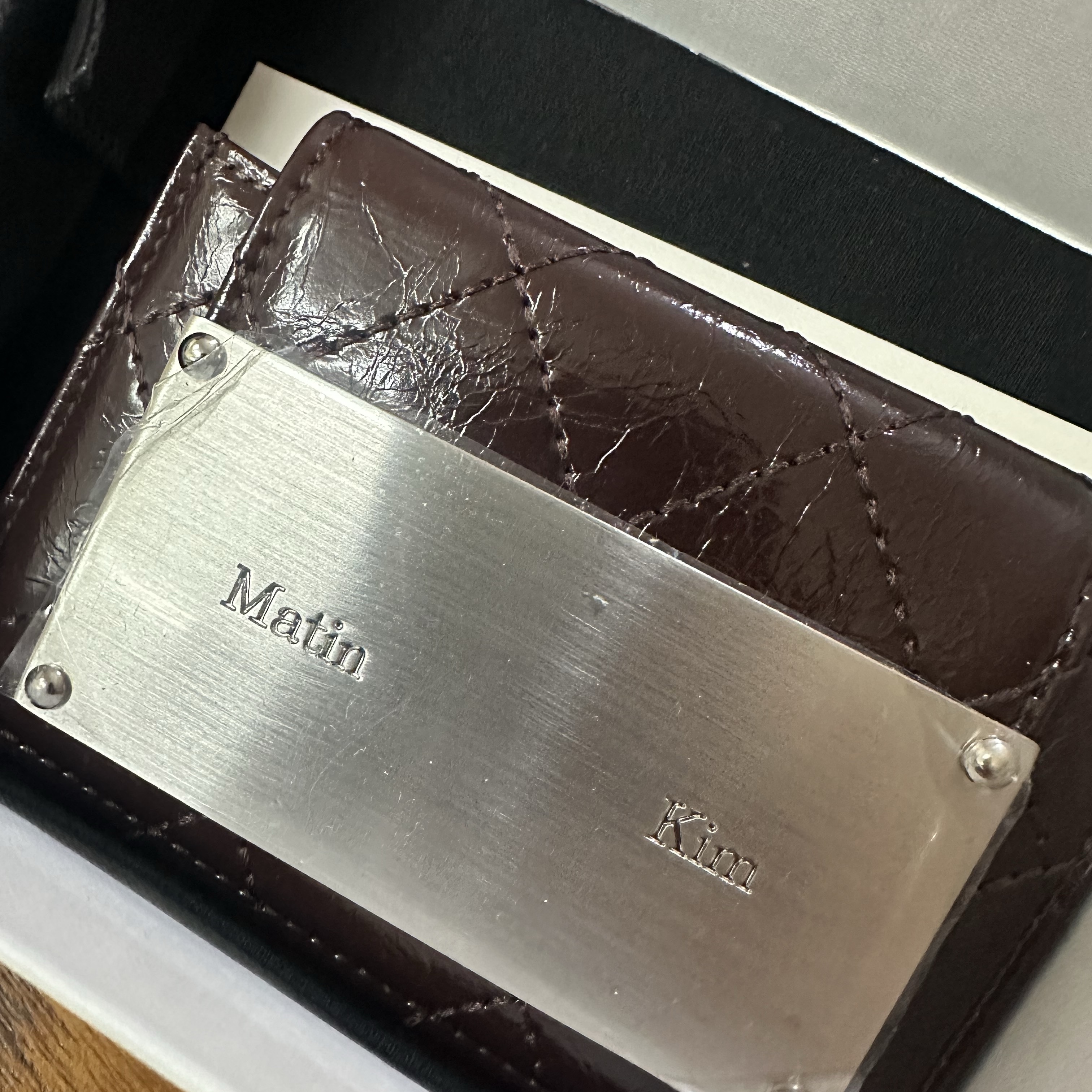Matin Kim Quilting Accordion Wallet Dark Brown 착용 스타일