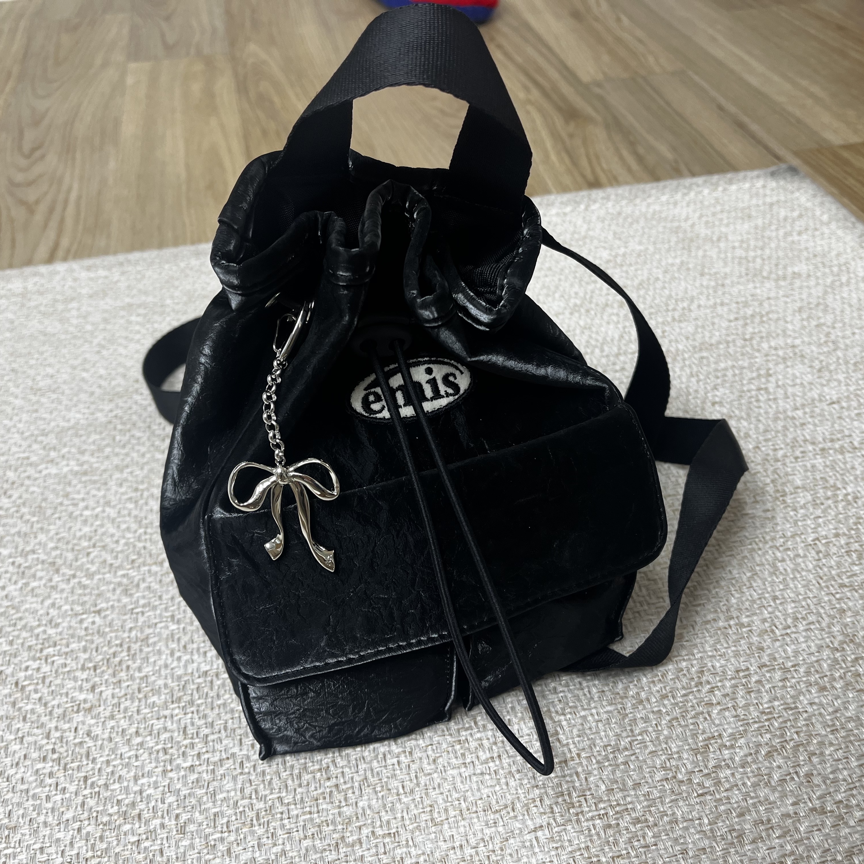 Emis Mini Wappen Pocket Backpack Black 착용 스타일 - 3