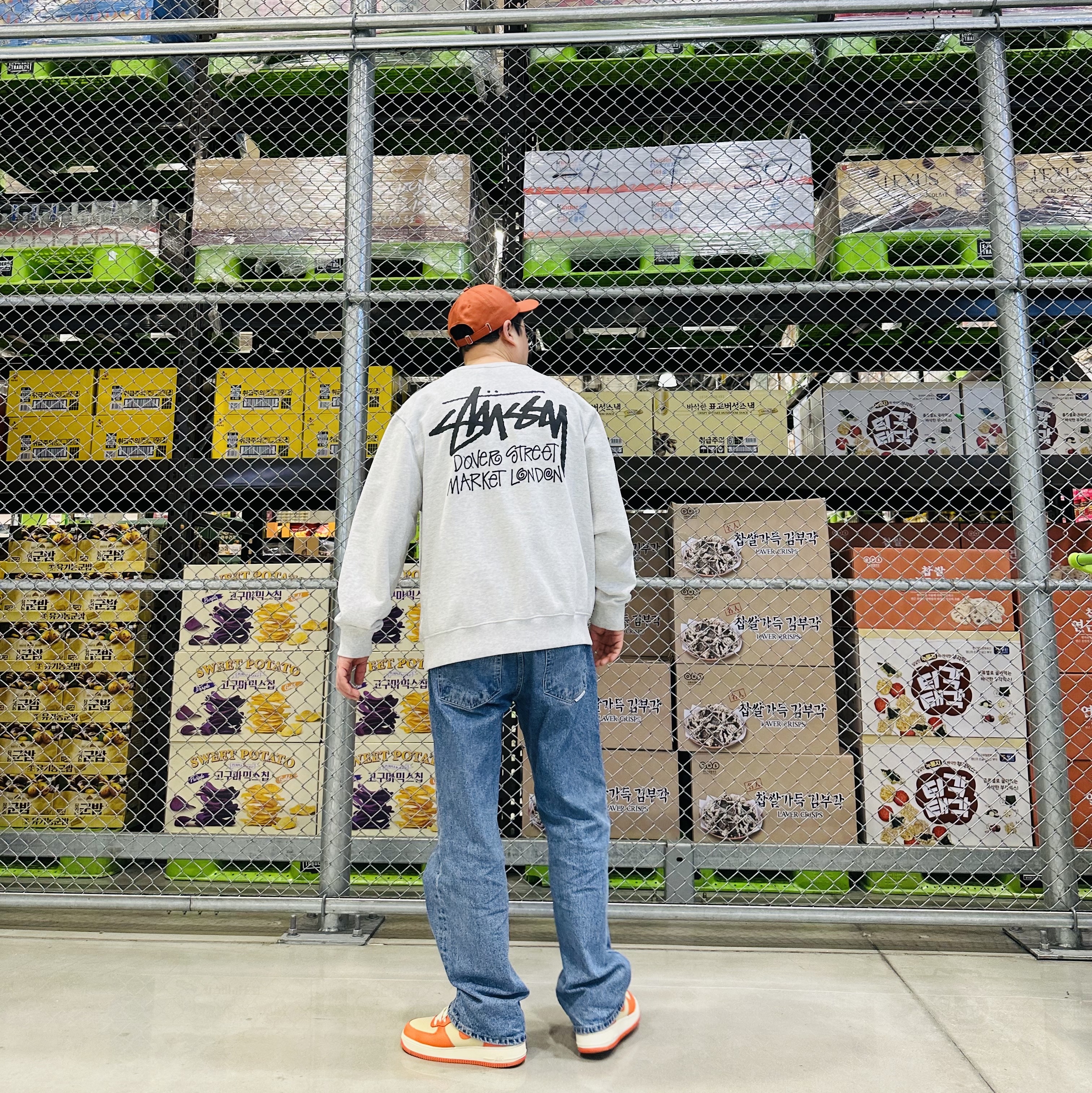 Stussy Basic Stock Low Pro Cap Dusty Orange, Stussy Stock DSM London Crew Ash Heather 2021 착용 스타일 - 1
