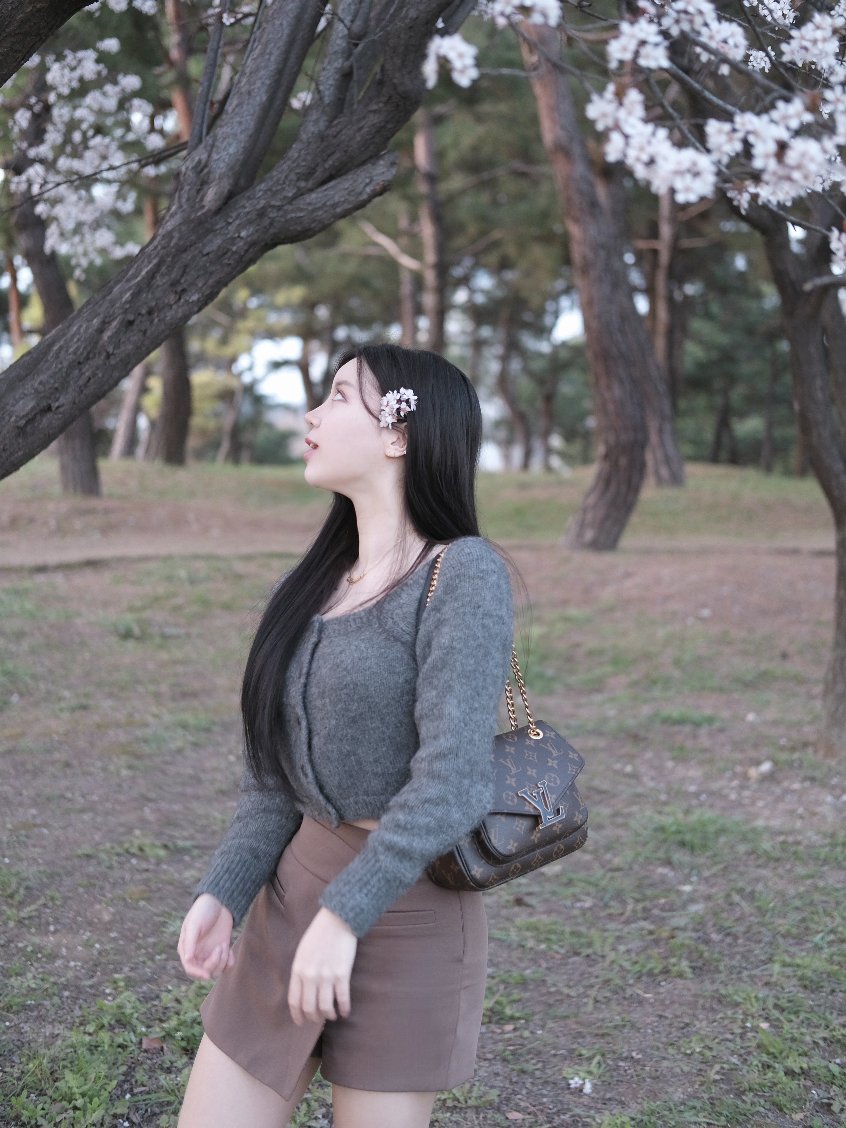 Louis Vuitton Passy Monogram, (W) COS Off-Shoulder Cropped Cardigan Dark Grey 착용 스타일