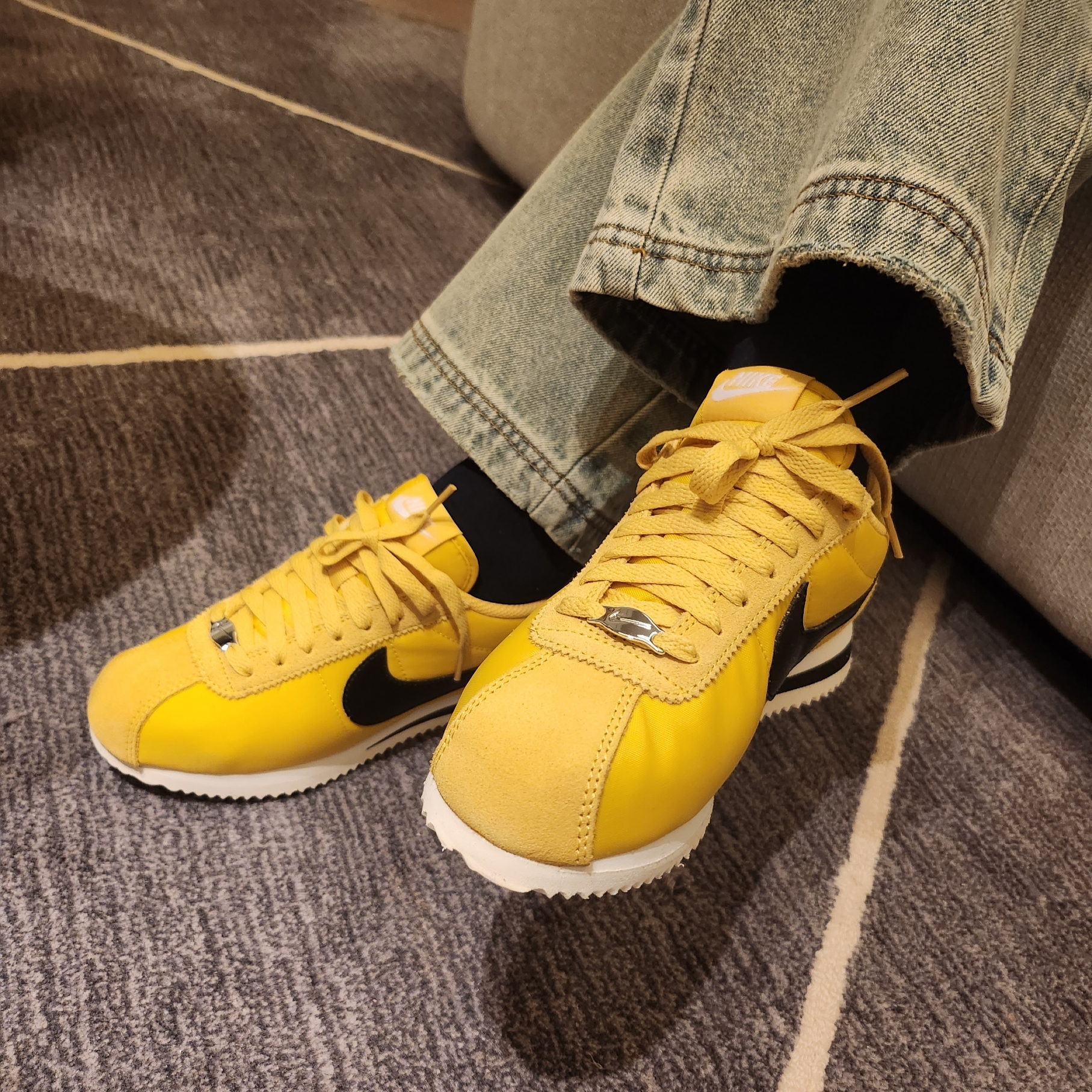 (W) Nike Cortez Vivid Sulfur 착용 스타일 - 1