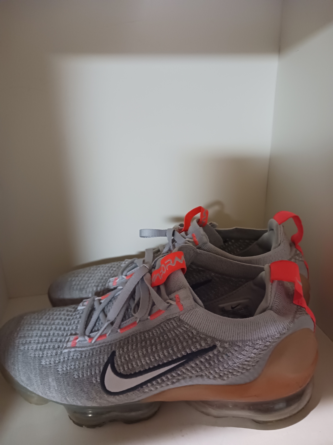Nike Air VaporMax 2021 Flyknit Grey Fog Bright Mango 착용 스타일 - 1