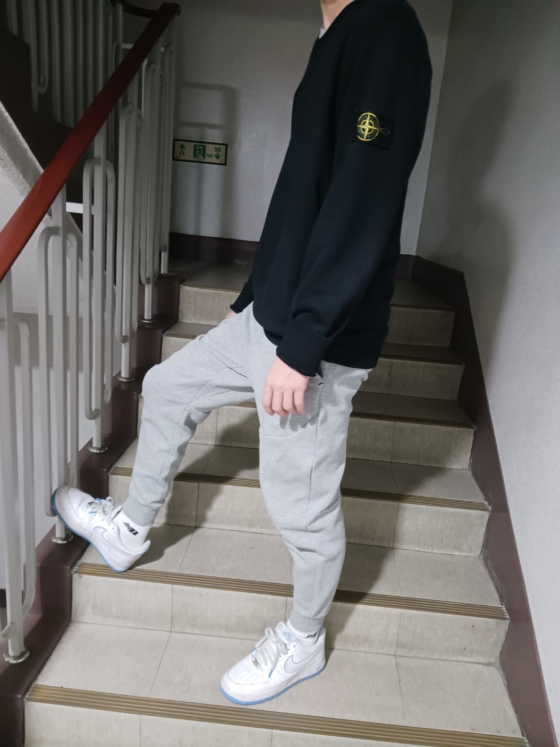 Stone Island 63020 Crewneck Sweatshirt Black - 22FW, Nike Air Force 1 '07 White University Blue 착용 스타일 - 3
