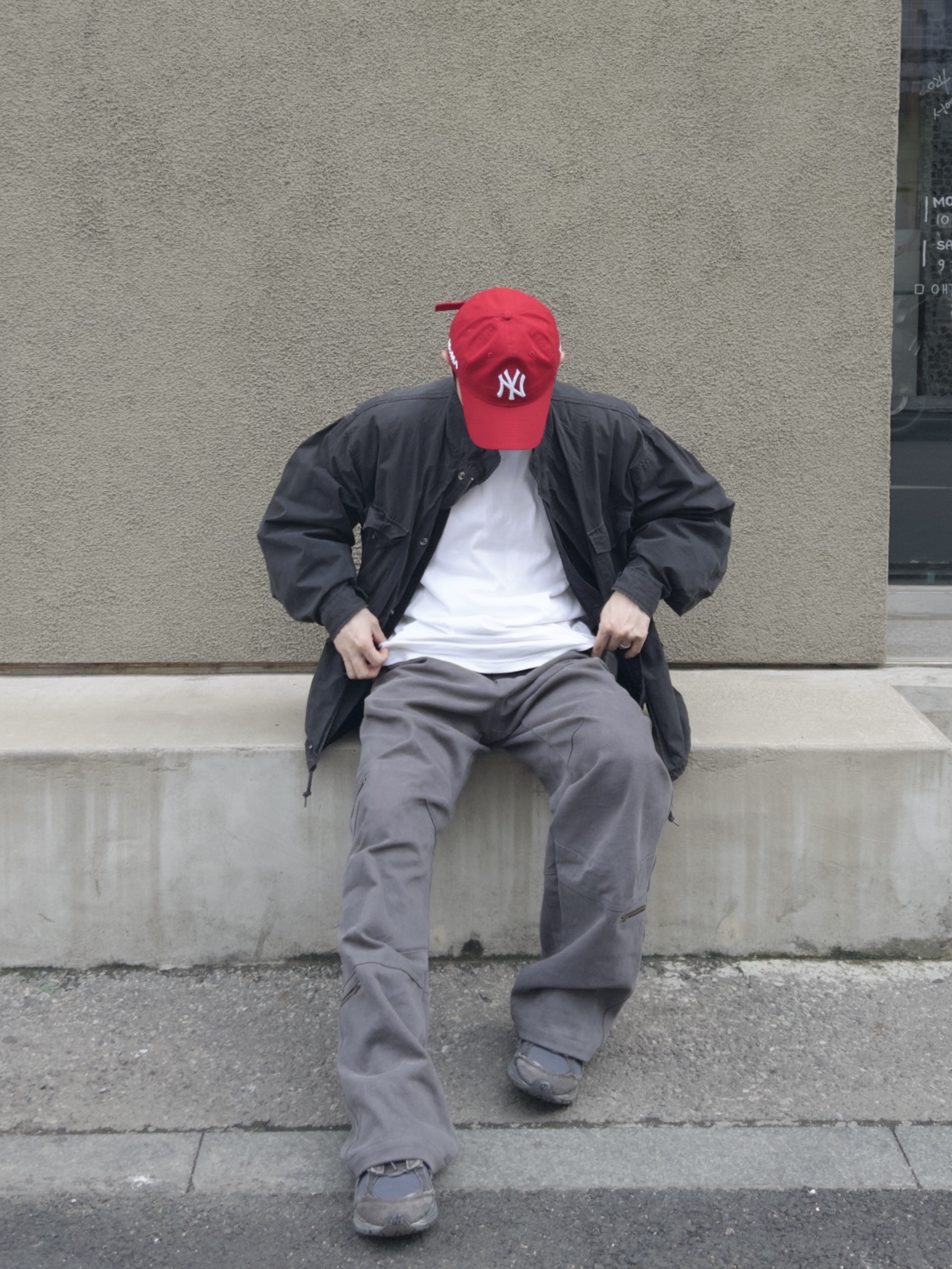 New Era x MoMA New York Yankees Cap Scarlet, New Balance 2002R Protection Pack Phantom 착용 스타일