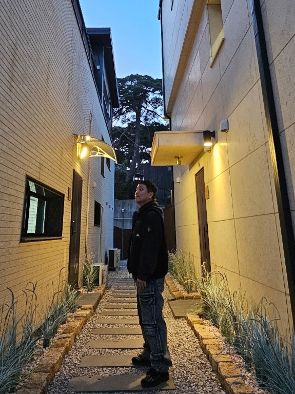 Supreme x Stone Island Hooded Sweatshirt Black - 23FW 착용 스타일 - 2