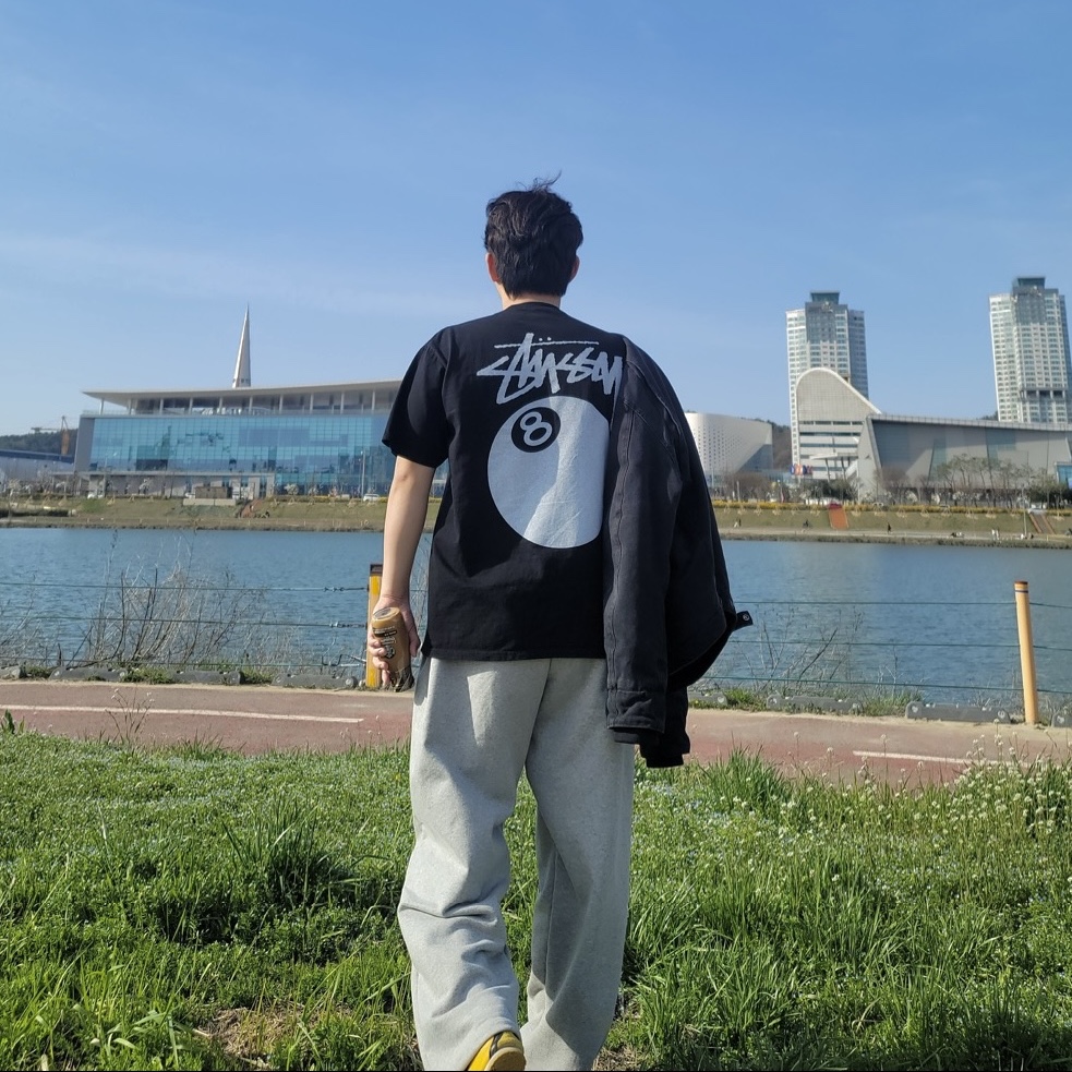 Stussy 8 Ball Pigment Dyed T-Shirt Black, Onitsuka Tiger Mexico 66 Yellow Black 착용 스타일