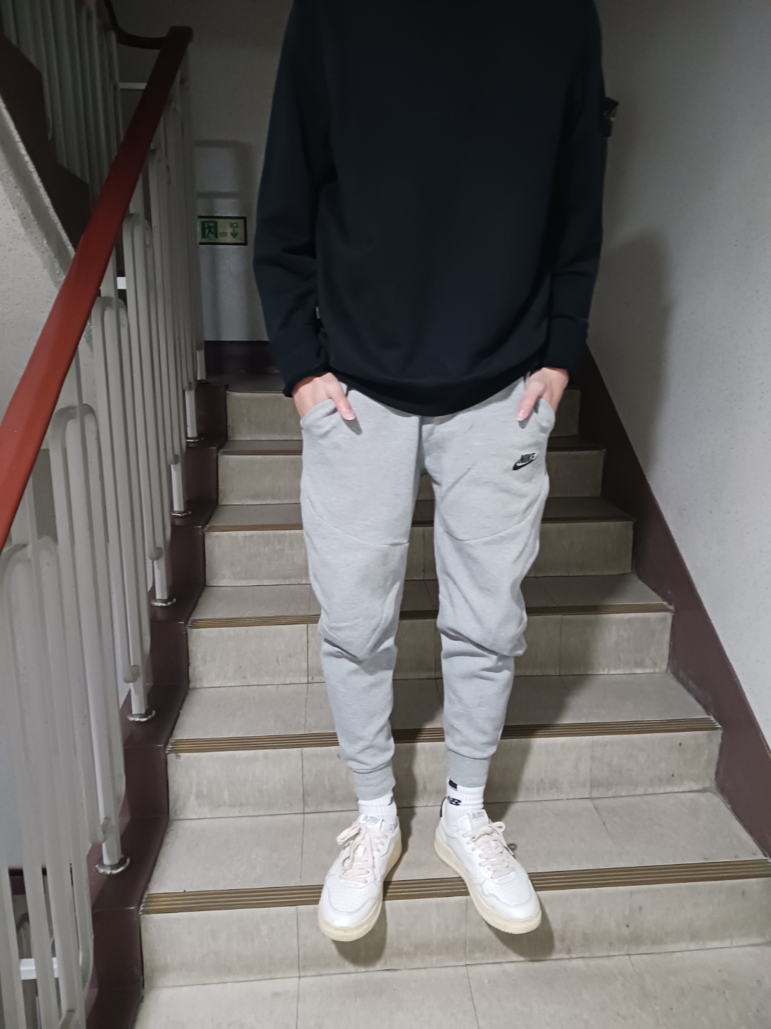 Autry Medalist Low Leather Sneakers White Black, Stone Island 63020 Crewneck Sweatshirt Black - 22FW 착용 스타일 - 2