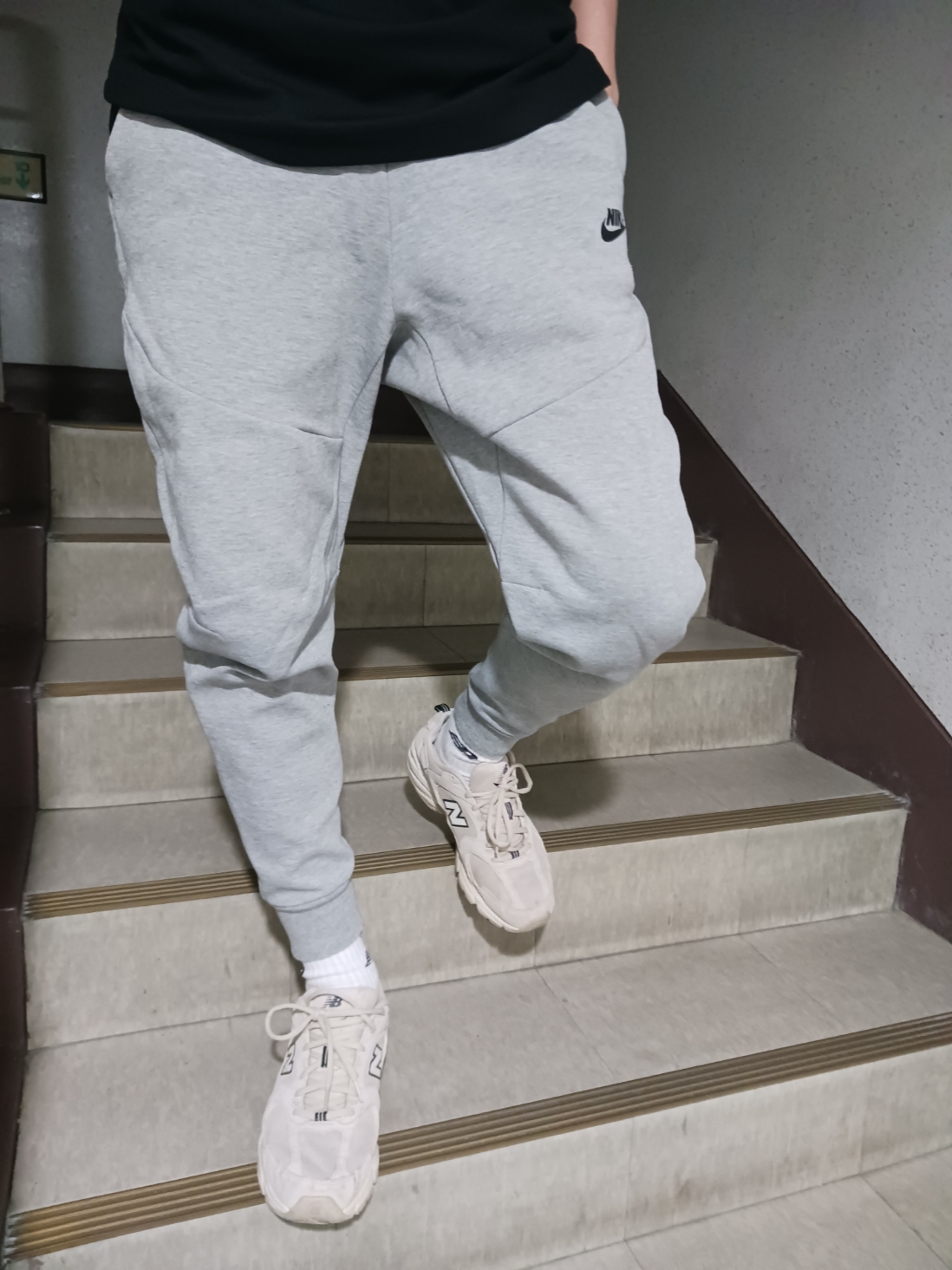 New Balance 530 Ivory, Nike NSW Tech Fleece Jogger Dark Grey Heather - Asia 착용 스타일 - 2