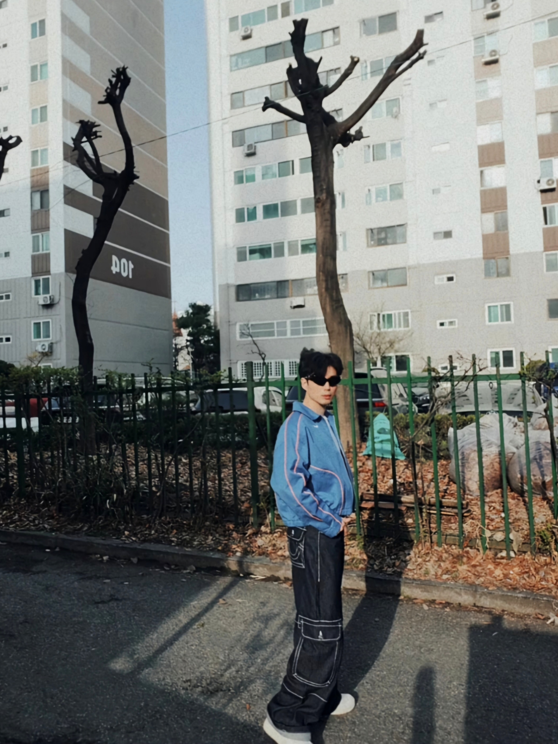 True Religion x KIRSH Stitch Point Denim Cargo Pants Blue Denim, Nike x Ambush Air Force 1 Low SP Phantom 착용 스타일 - 1