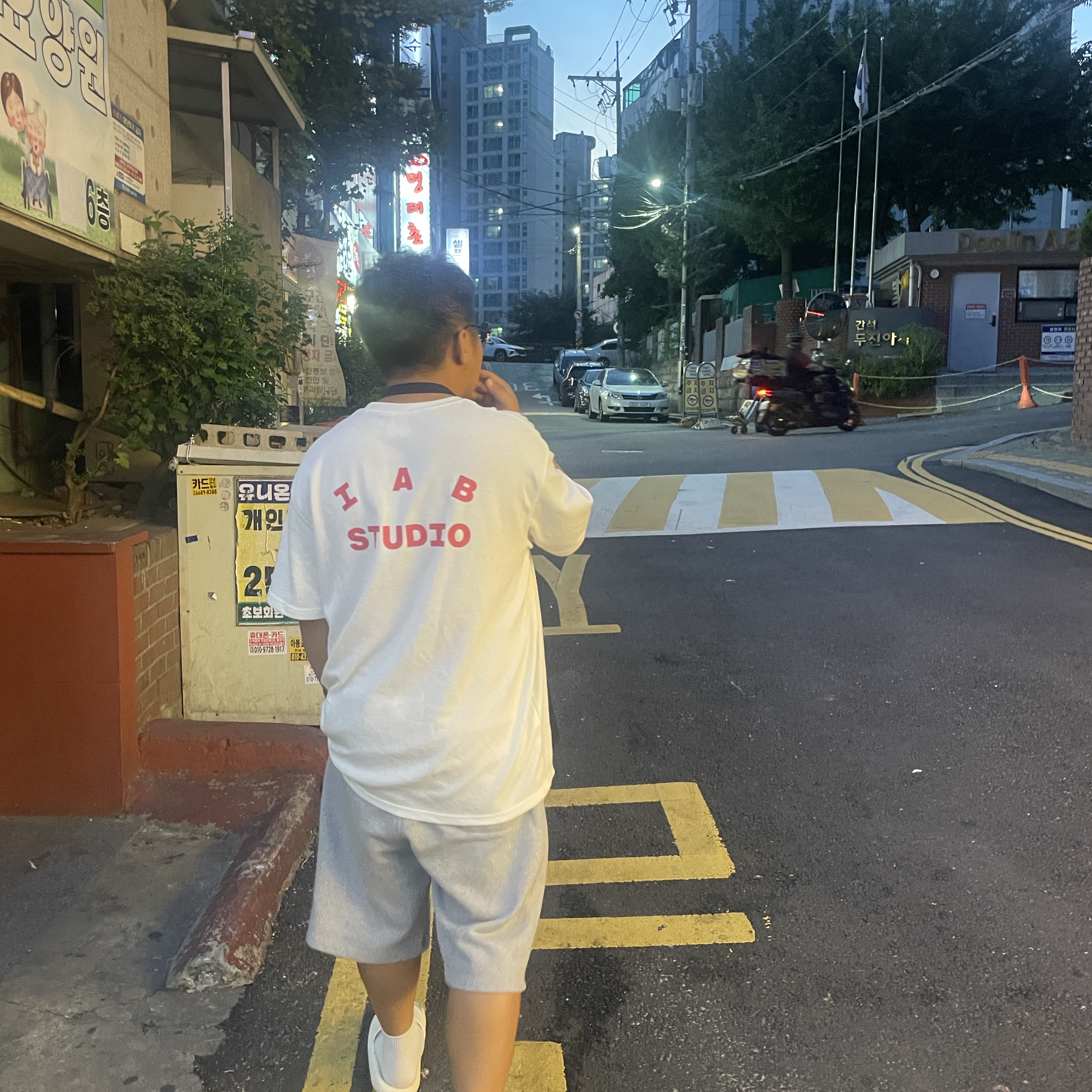 IAB Studio T-Shirt White - The Hyundai Seoul Exclusive 착용 스타일