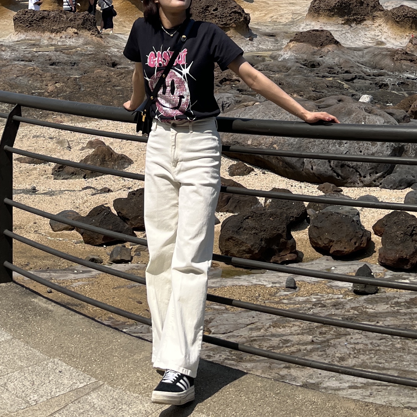 (W) Ganni Smiley Relaxed T-Shirt Phantom, Marni Saffiano Mini Trunk Bag Black 착용 스타일 - 2