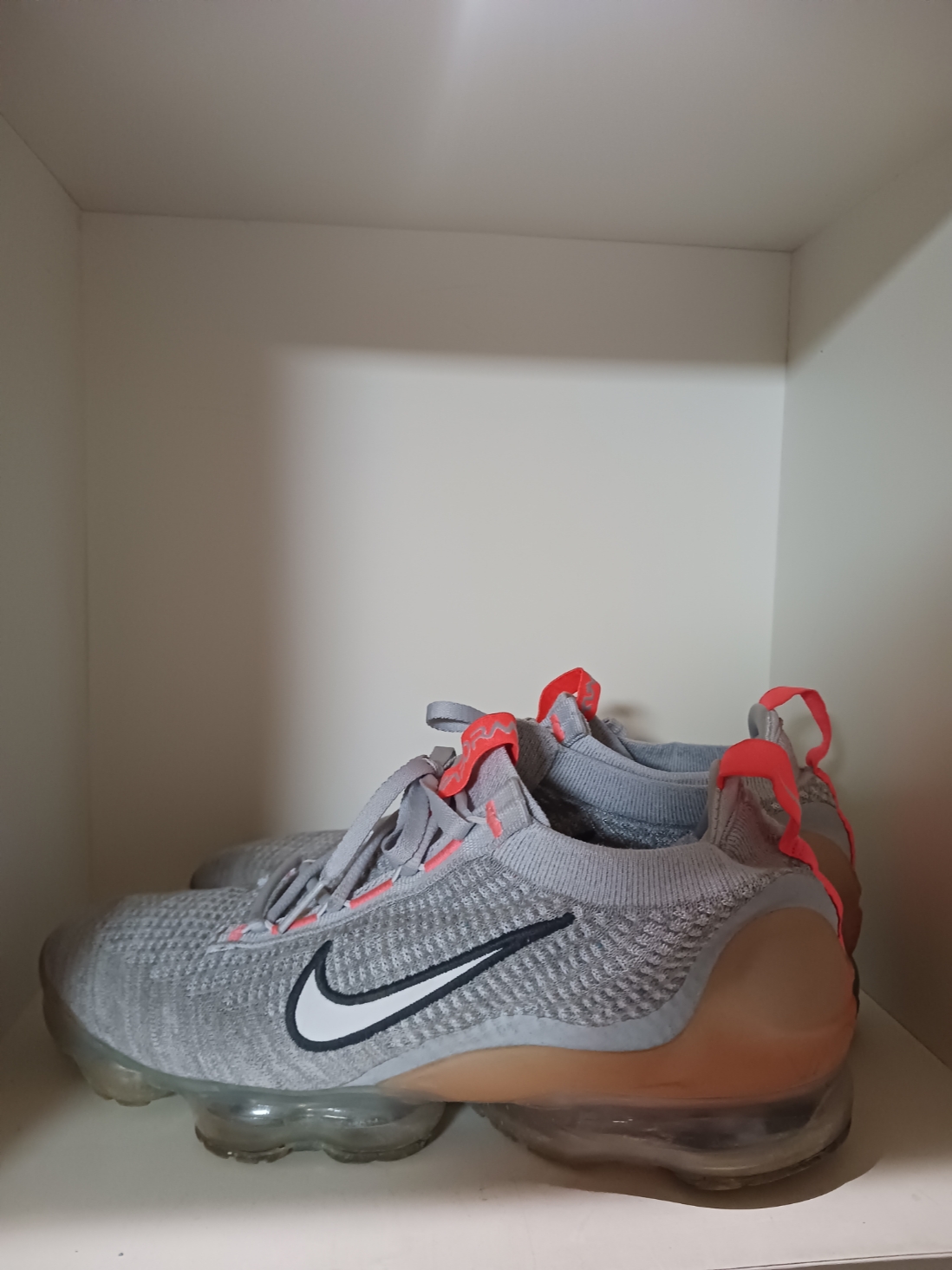 Nike Air VaporMax 2021 Flyknit Grey Fog Bright Mango 착용 스타일 - 2