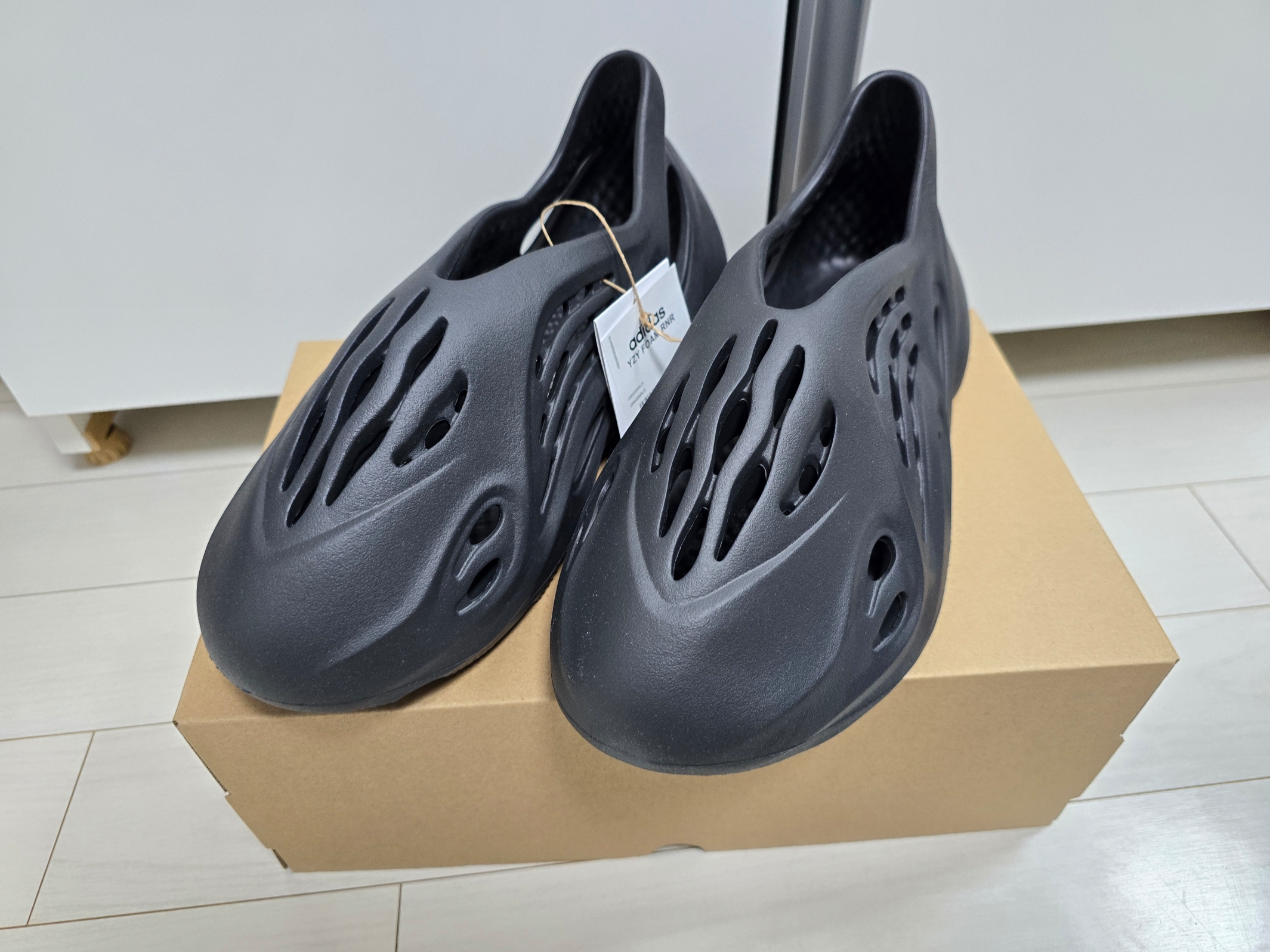 Adidas Yeezy Foam RNNR Onyx 착용 스타일