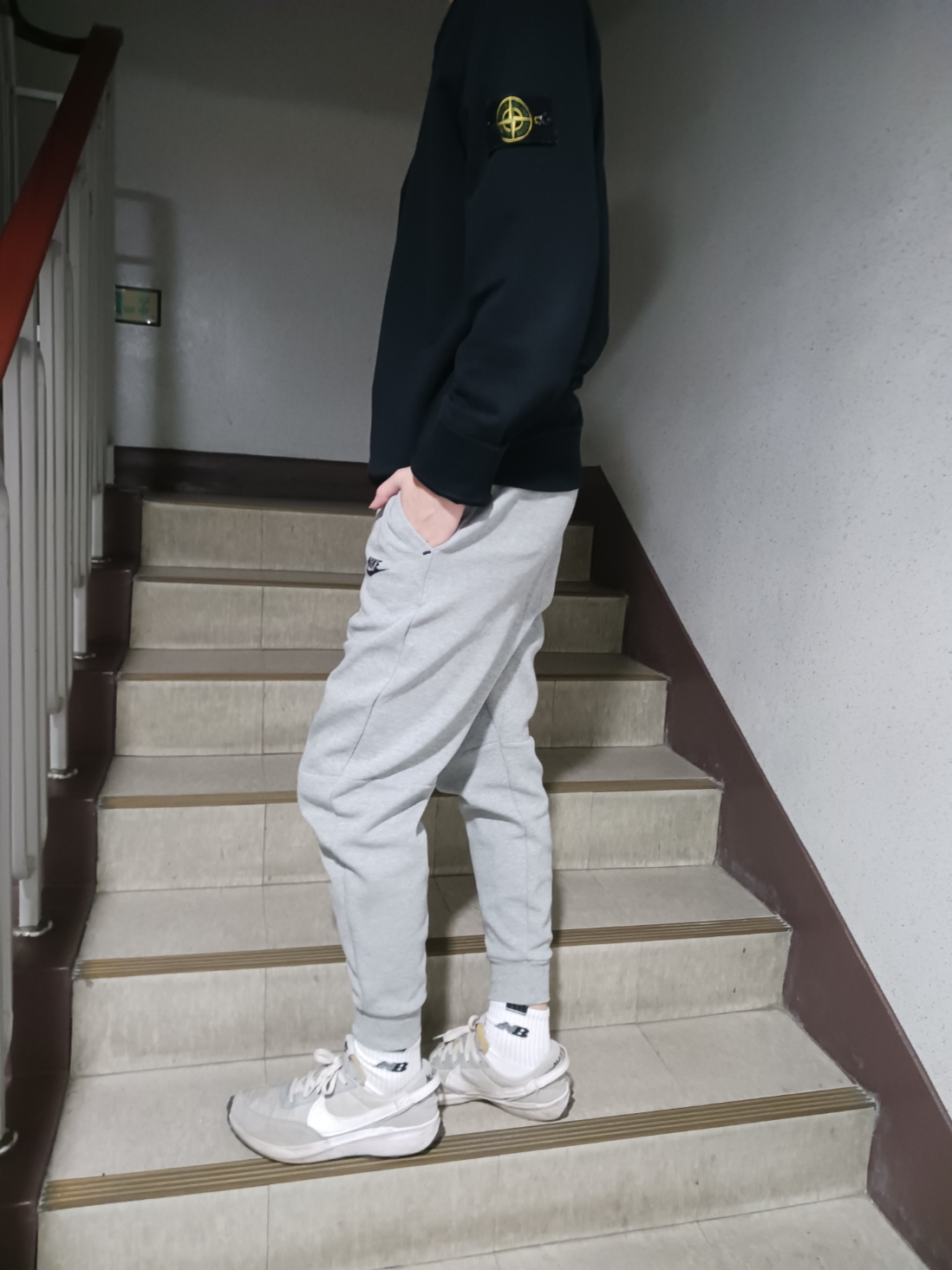 Stone Island 63020 Crewneck Sweatshirt Black - 22FW, Nike Waffle Debut Grey Fog White 착용 스타일 - 2
