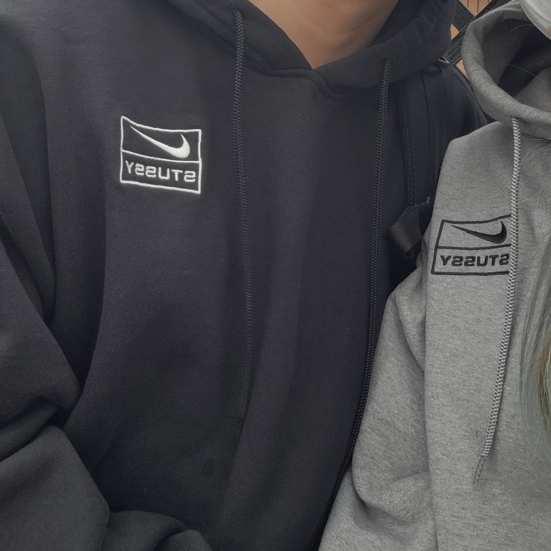 Nike x Stussy NRG RA Washed Pullover Hoodie Black (DN4028-010), Nike x Stussy NRG RA Pullover Hoodie Dark Grey Heather (DJ9488-063) 착용 스타일 - 1
