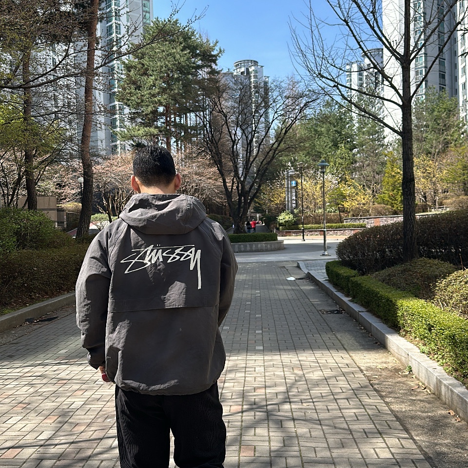 Stussy Wave Dye Beach Shell Jacket Black 착용 스타일