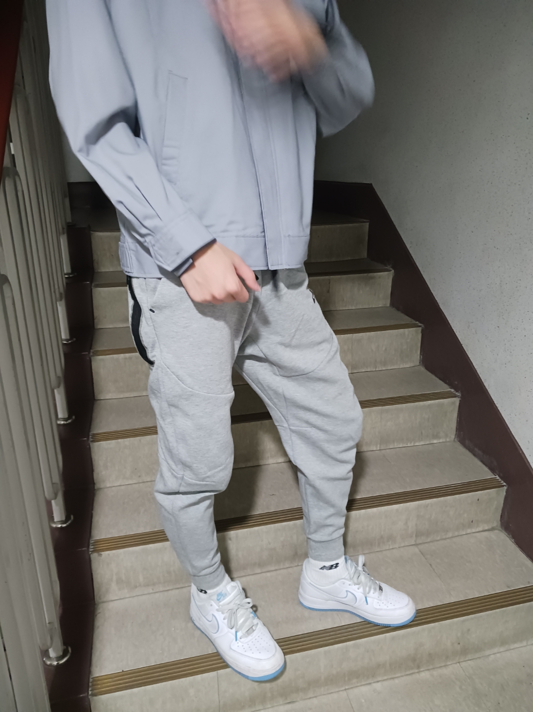 Nike Air Force 1 '07 White University Blue, Nike NSW Tech Fleece Jogger Dark Grey Heather - Asia 착용 스타일 - 3