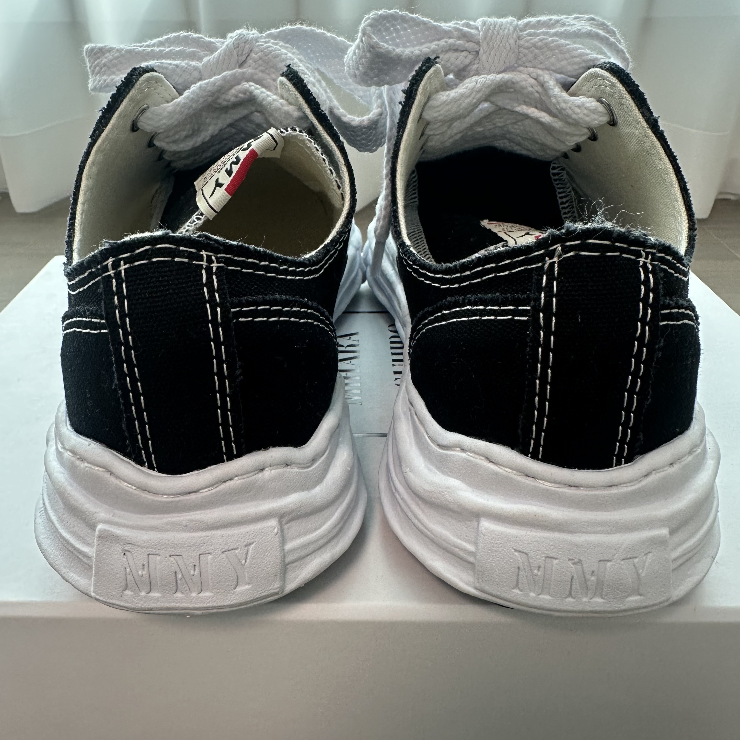 Maison Mihara Yasuhiro Hank OG Sole Canvas Low-top Sneakers Black 착용 스타일 - 7