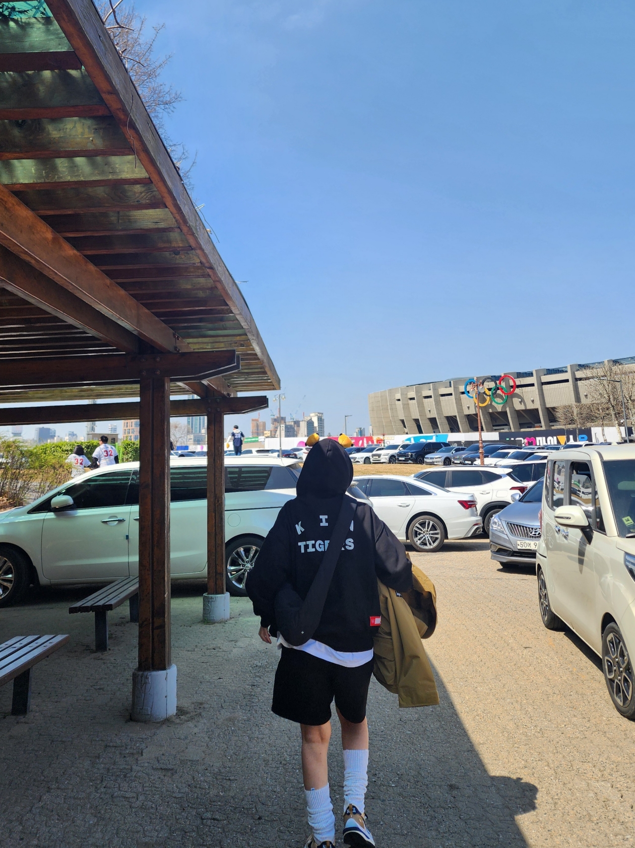 Yeezy Gap Engineered By Balenciaga Snake Bag Black, Supreme x The North Face Cargo Jacket Gold - 20SS 착용 스타일