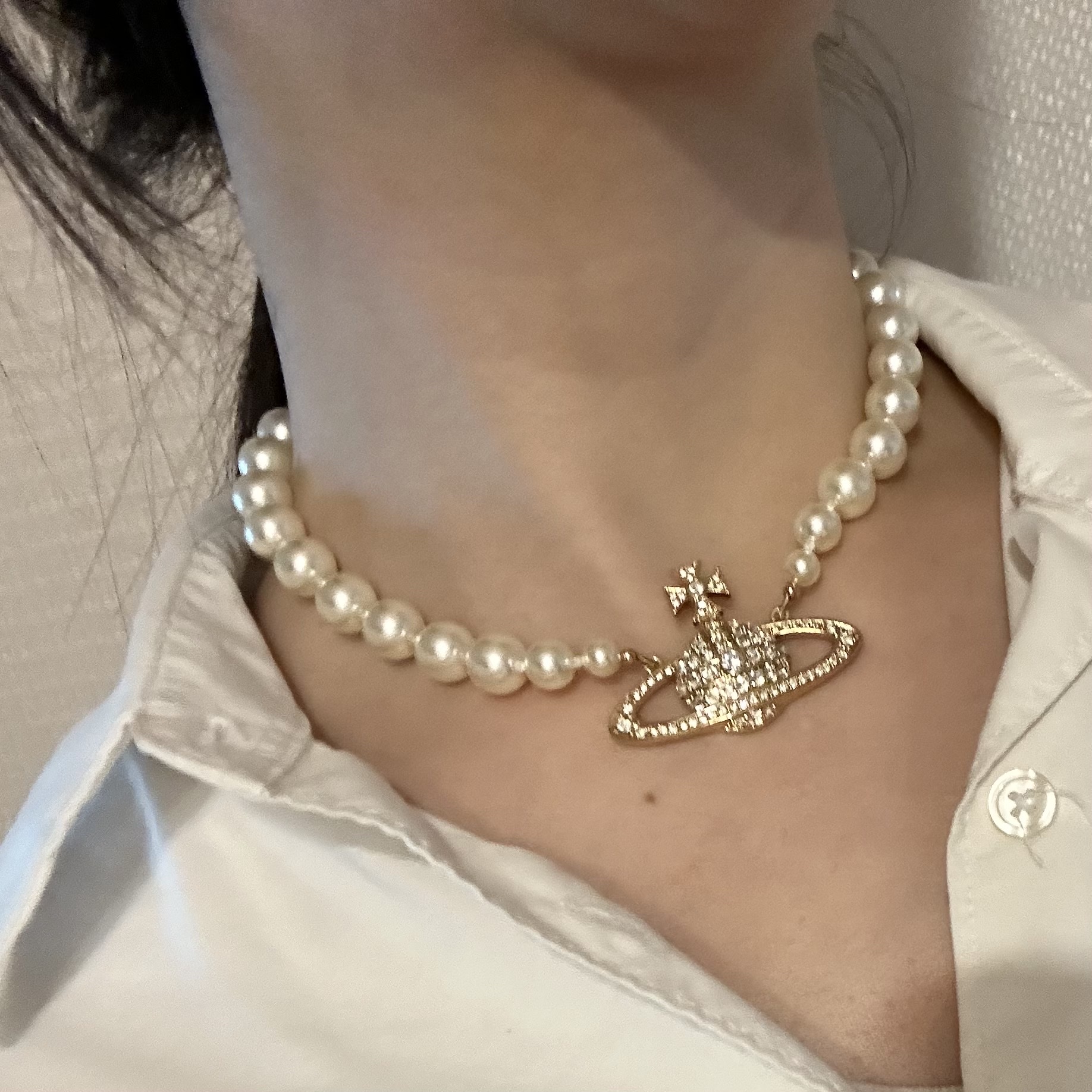 Vivienne Westwood One Row Pearl Bas Relief Choker Gold 착용 스타일 - 1
