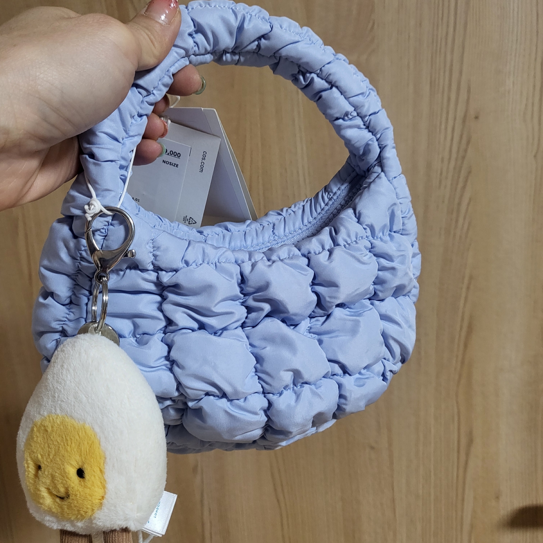Jellycat Amuseable Happy Boiled Egg Bag Charm Cream 착용 스타일