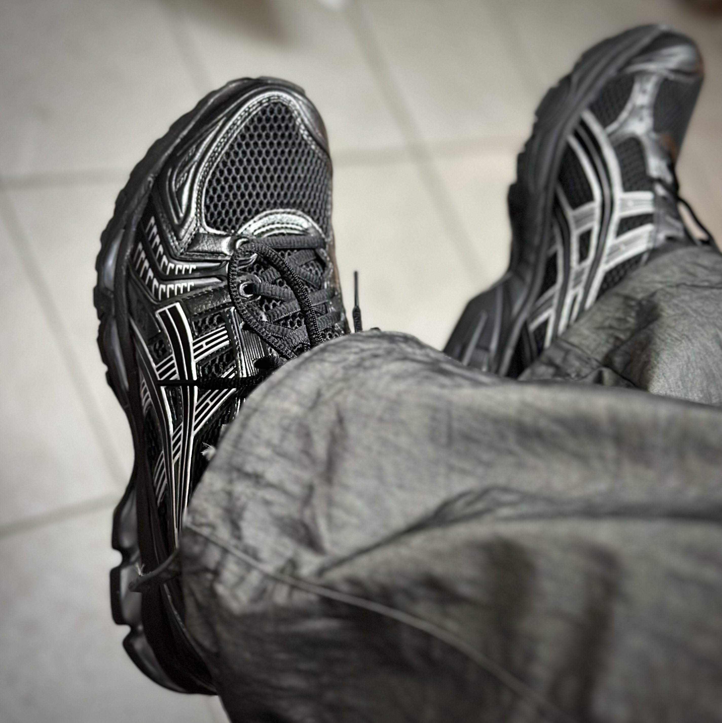 Asics Gel-Kayano 14 Black Pure Silver 착용 스타일 - 2