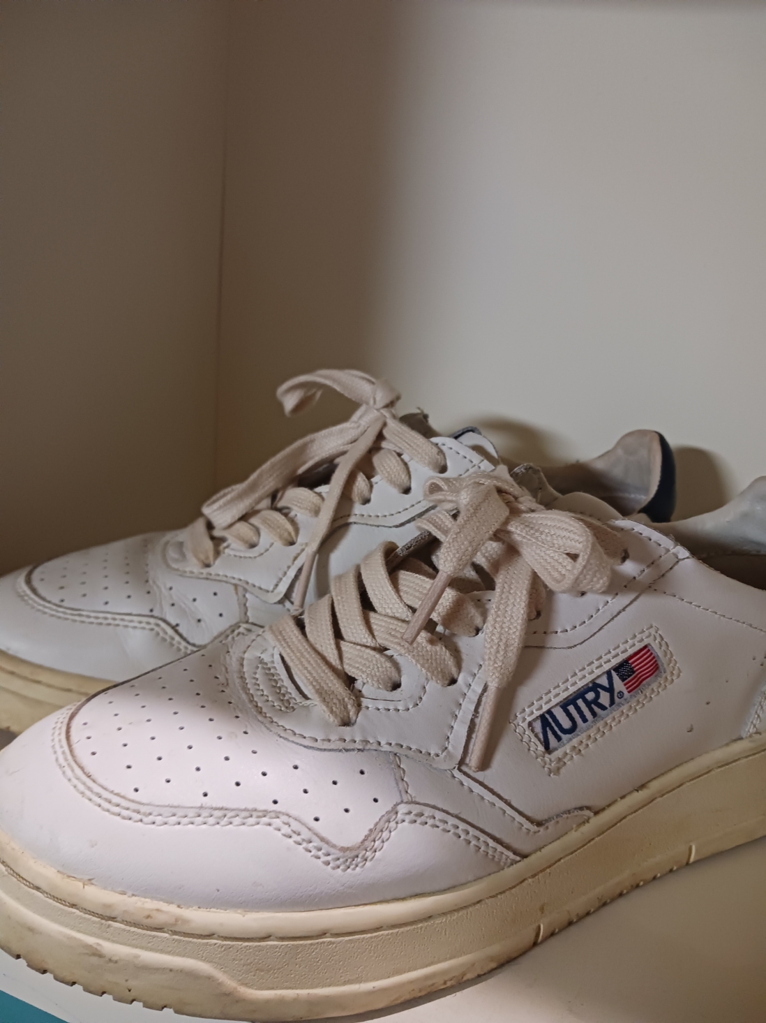 Autry Medalist Low Leather Sneakers White Black 착용 스타일 - 1