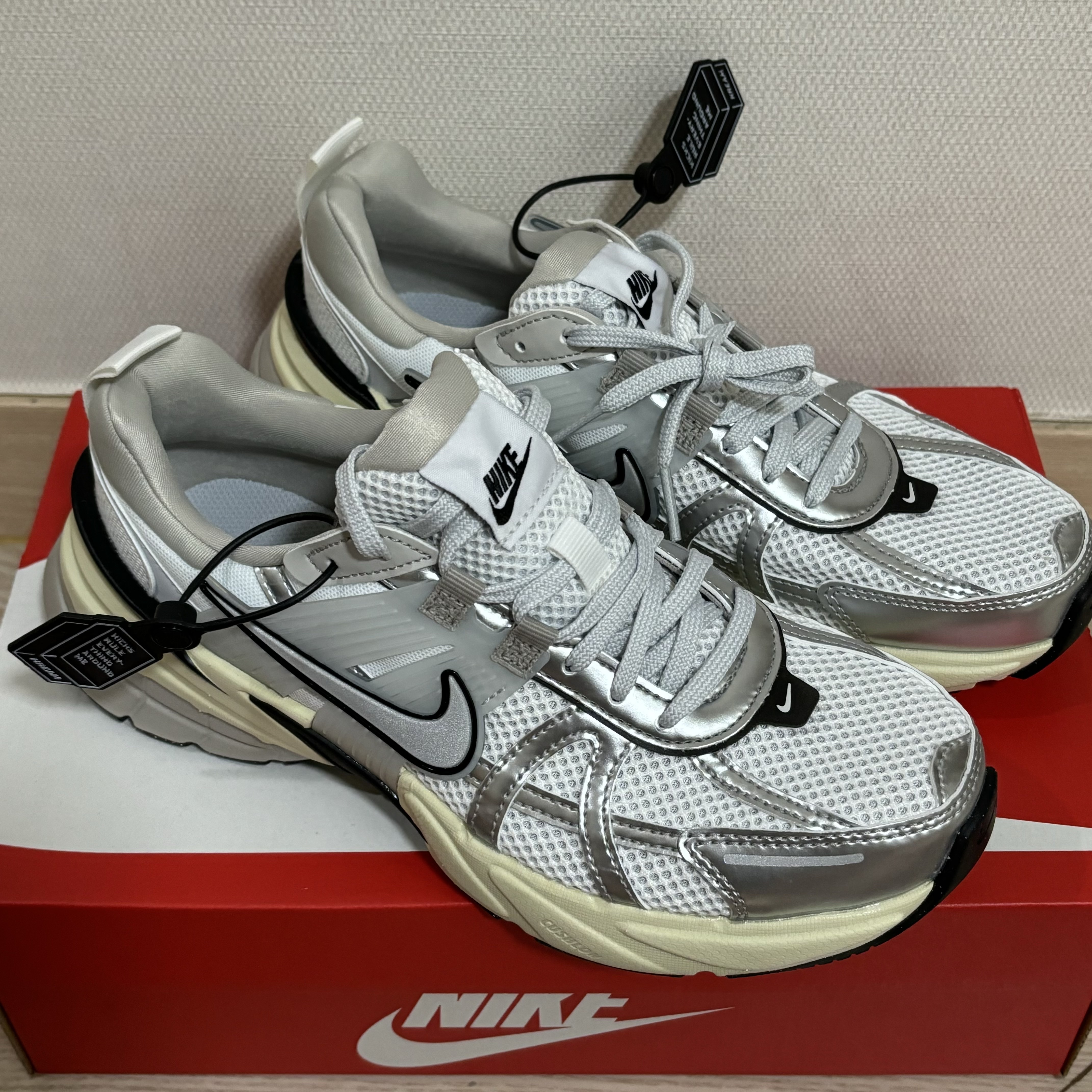 Nike V2K Run Summit White Metallic Silver 착용 스타일