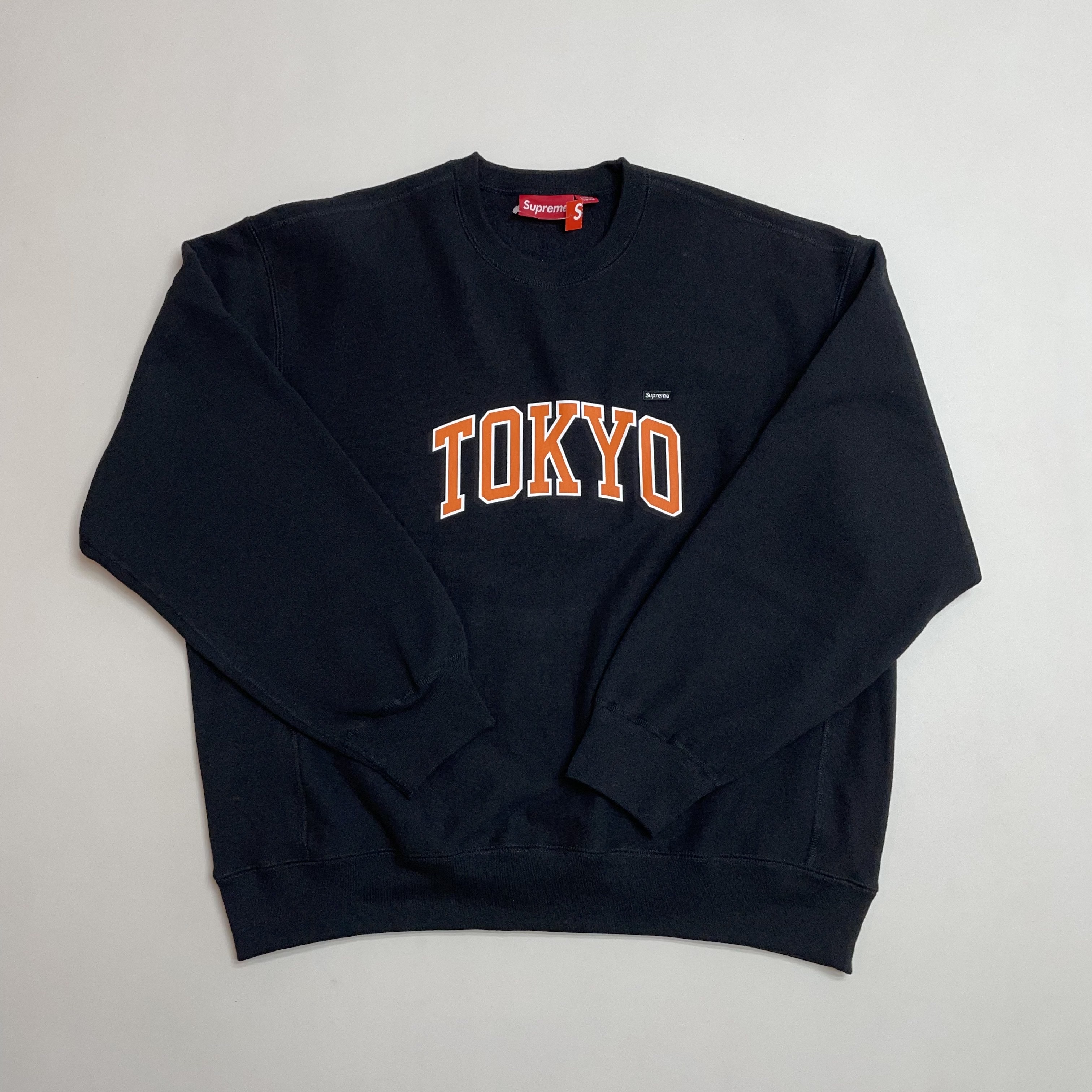 Supreme Tokyo Shop Small Box Crewneck Black - 24SS 착용 스타일 - 1