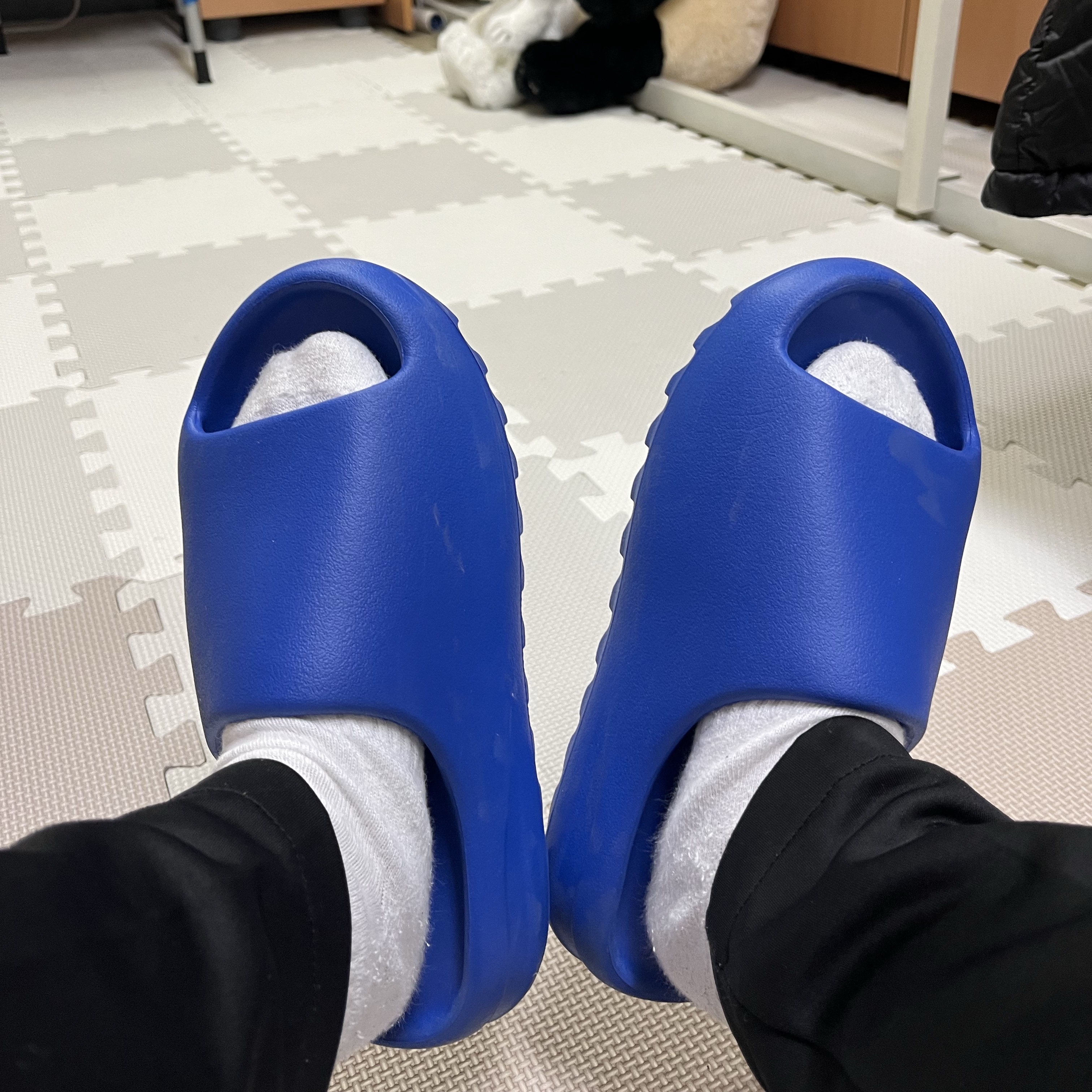 Adidas Yeezy Slide Azure 착용 스타일 - 3