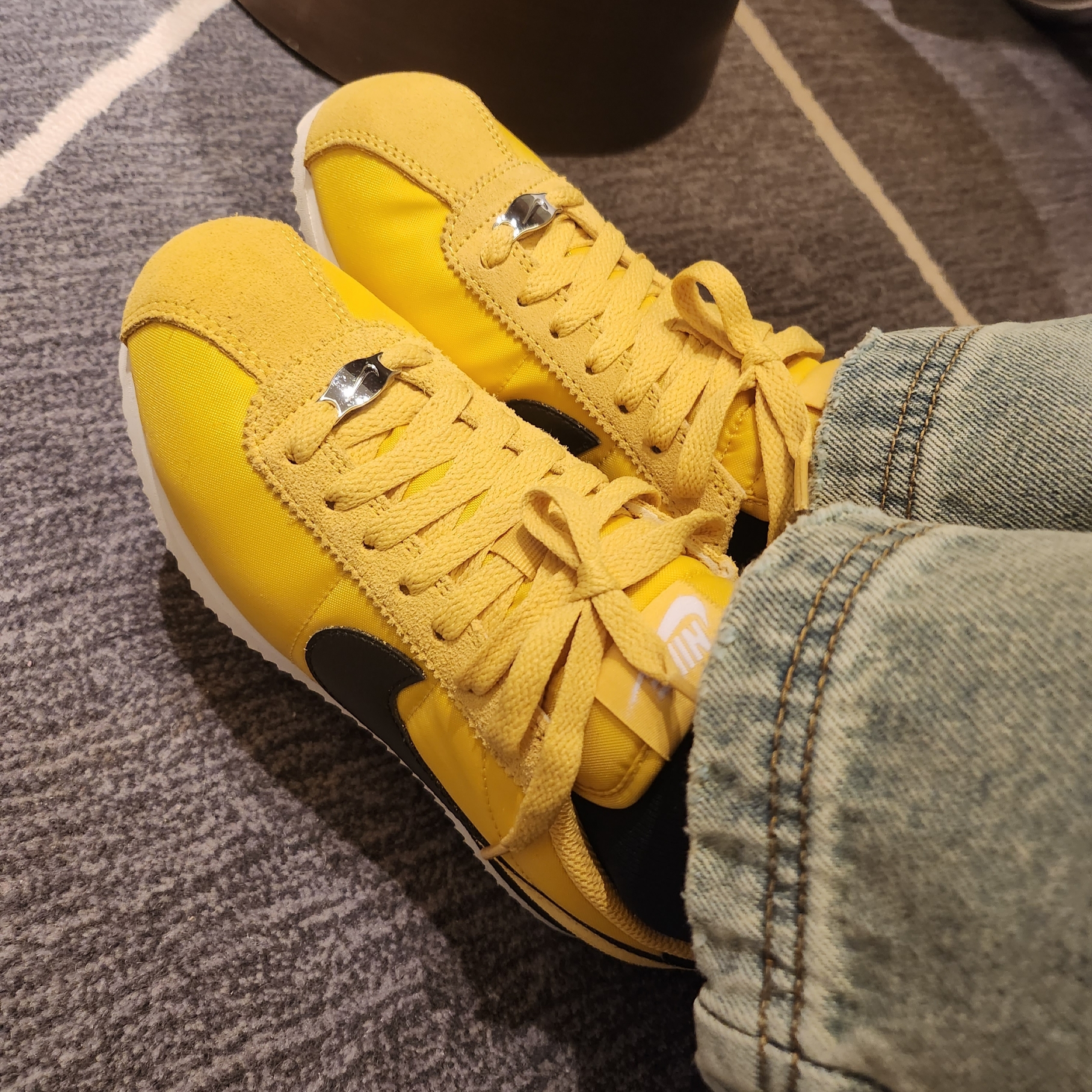 (W) Nike Cortez Vivid Sulfur 착용 스타일 - 2