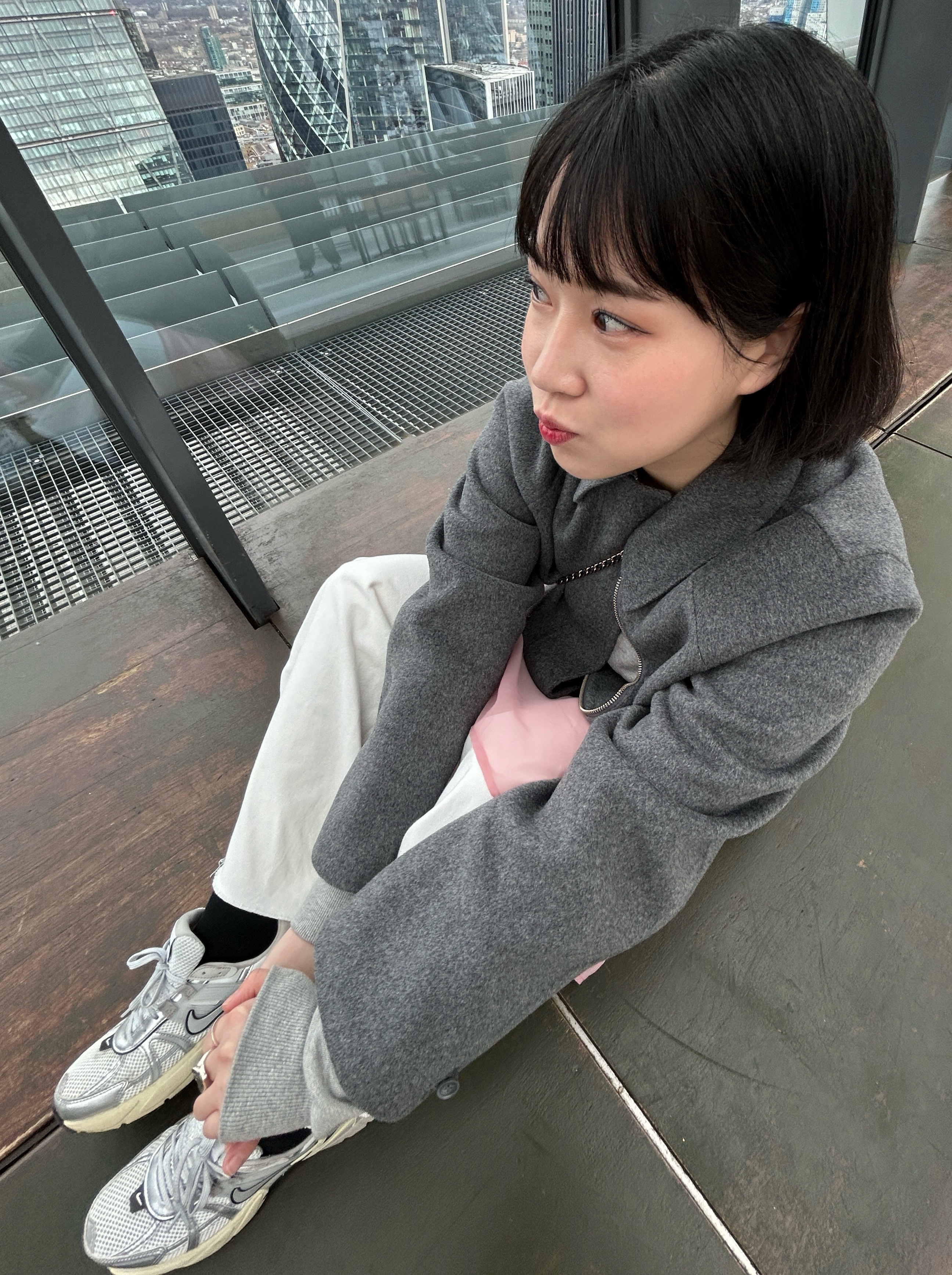 Nike V2K Run Summit White Metallic Silver 착용 스타일 - 2