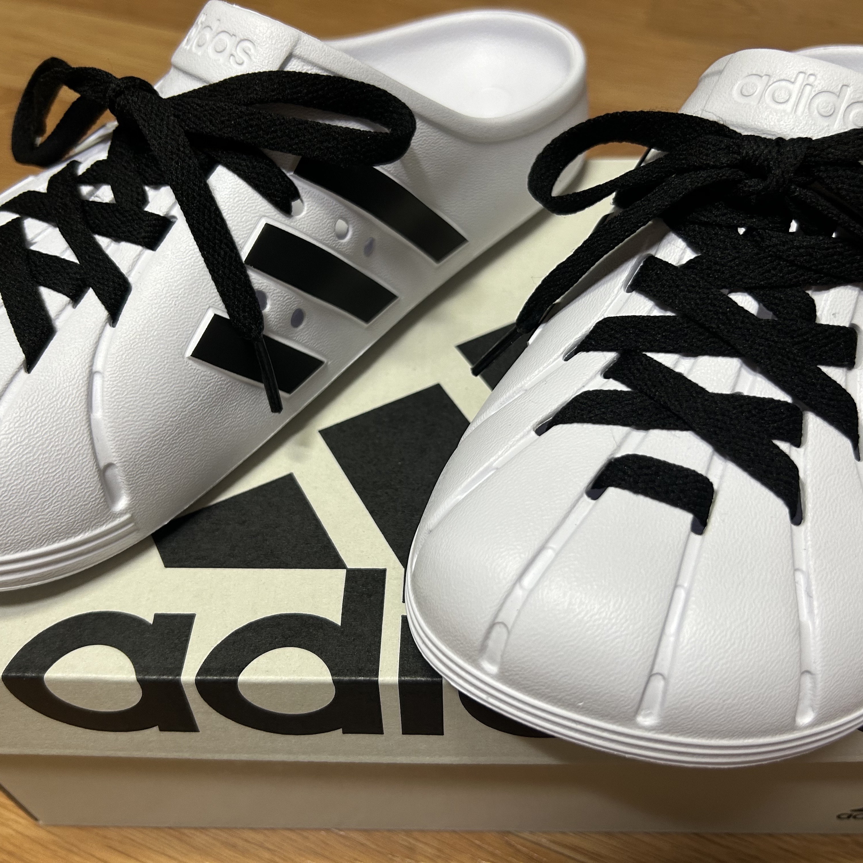 Adidas Adilette Clog White Black 착용 스타일