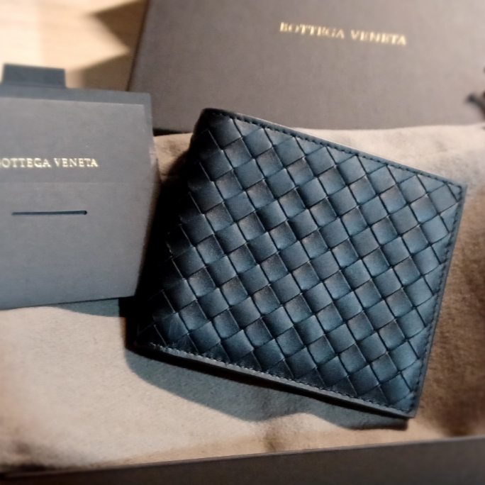 Bottega Veneta Bi-Fold Wallet Black 착용 스타일