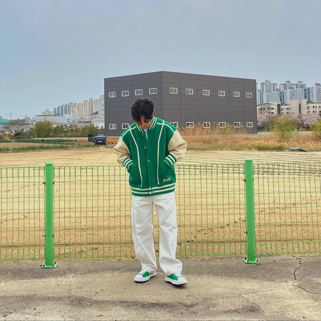 Ader Error Tomb Cardigan Green, Maison Mihara Yasuhiro Blakey OG Sole Canvas Low-top Sneakers Green 착용 스타일 - 1