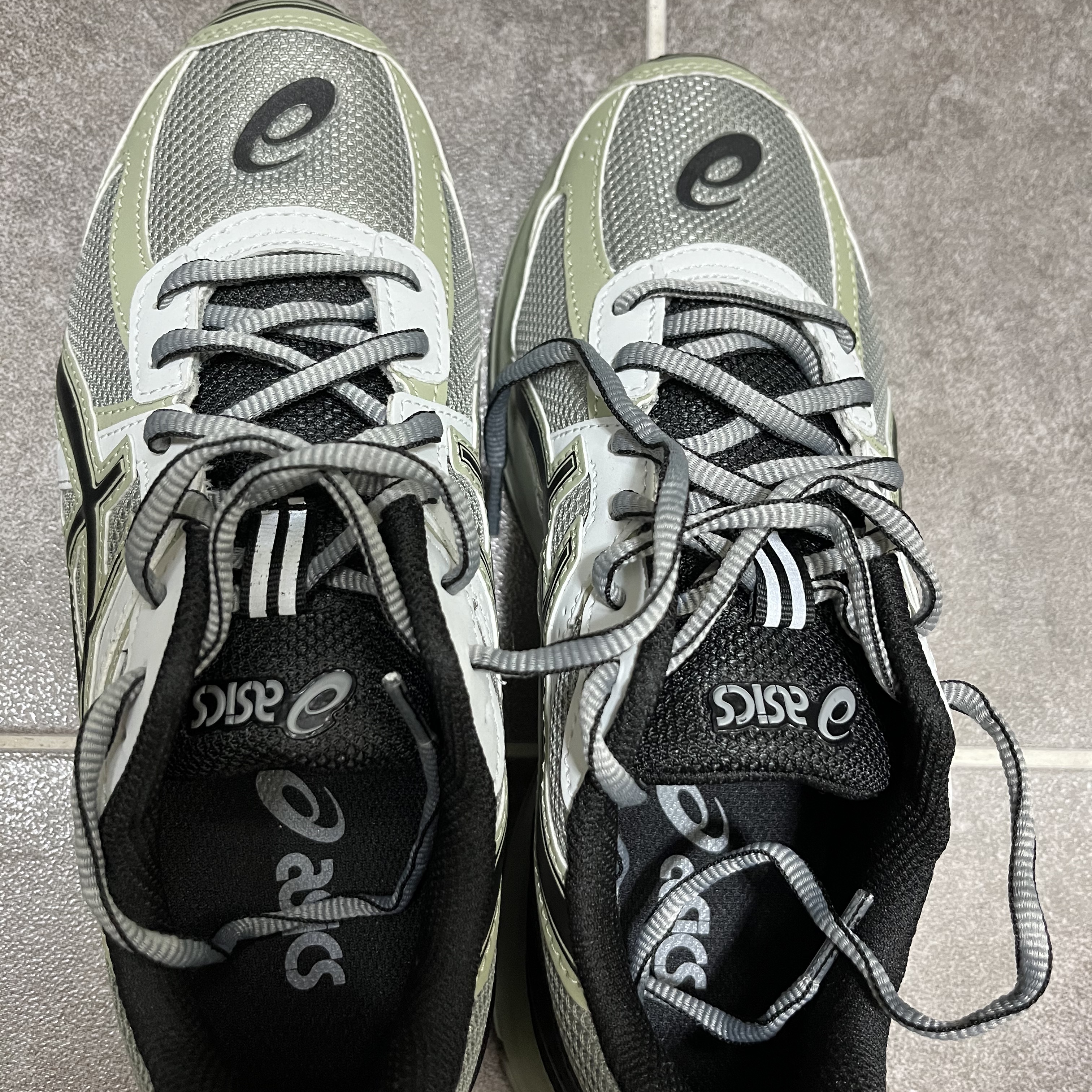 Asics Jog 100 S Sheet Rock - 2E Wide 착용 스타일 - 1