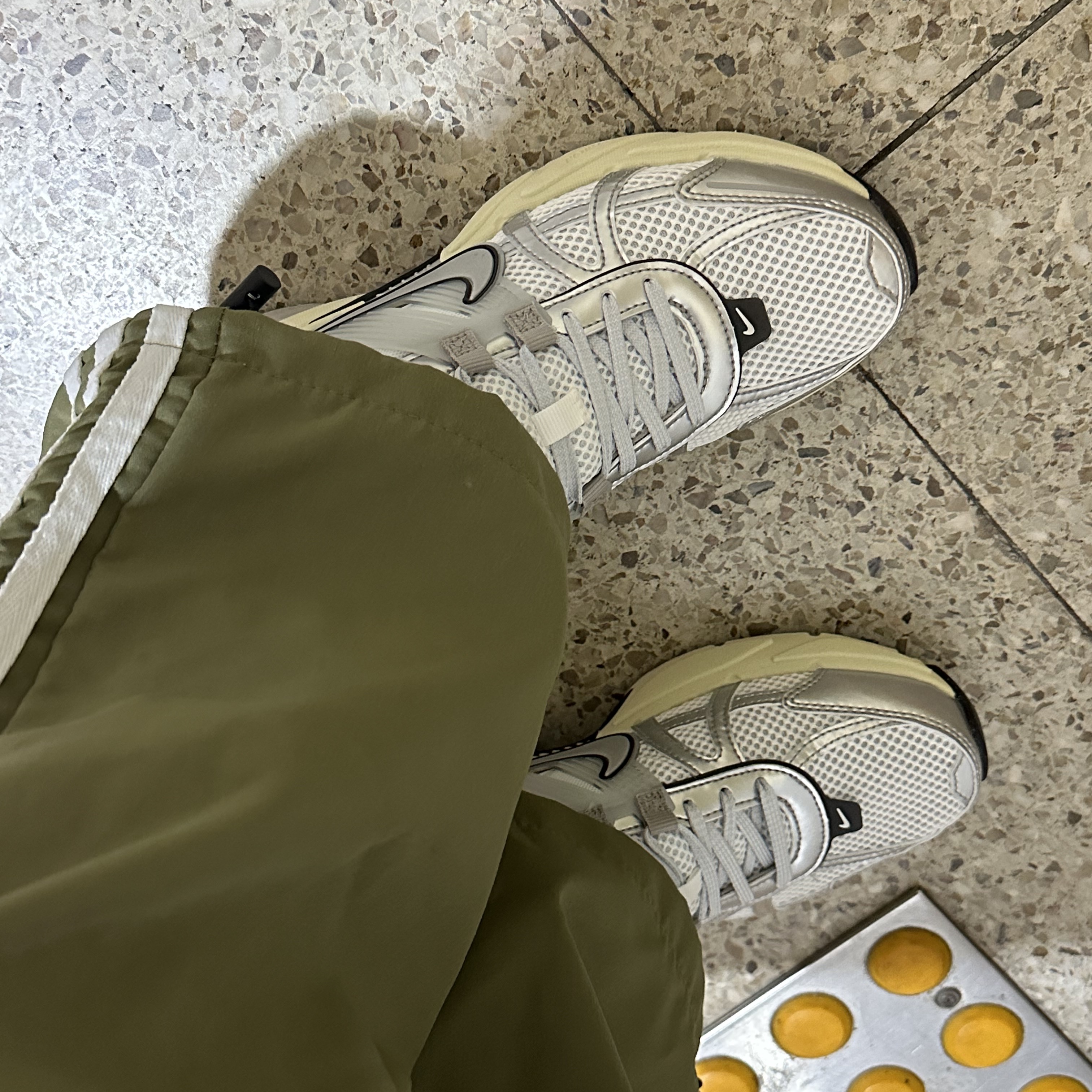 Nike V2K Run Summit White Metallic Silver 착용 스타일