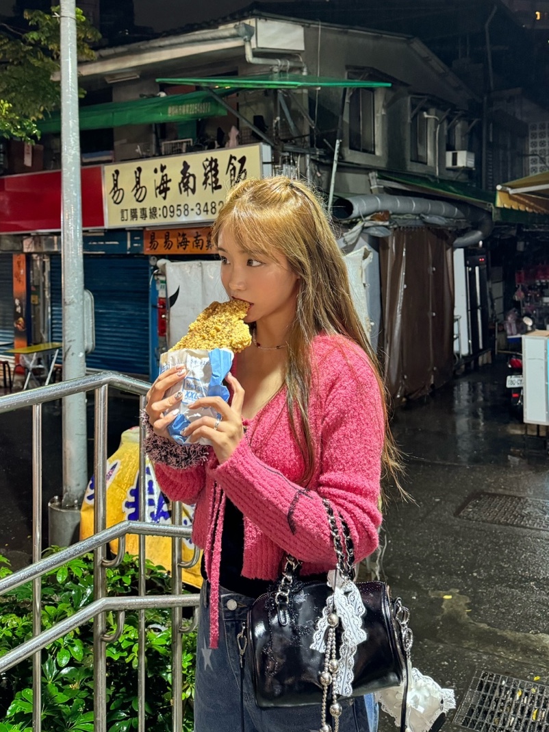 Anoetic Round Chain Bag Black 착용 스타일 - 3