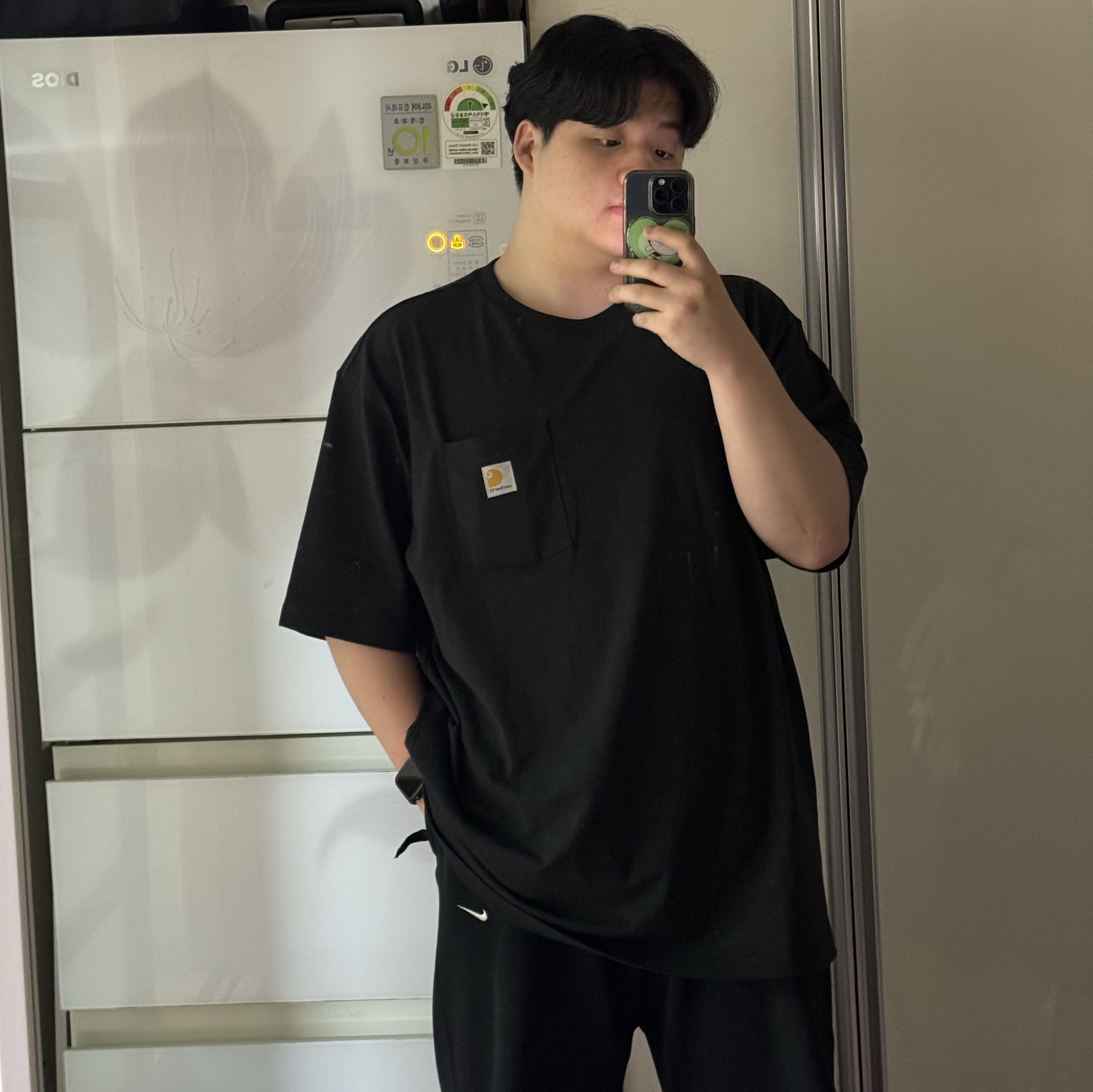 Carhartt Loose Fit Heavyweight Regular Short Sleeve Pocket T-Shirt Black 착용 스타일 - 3