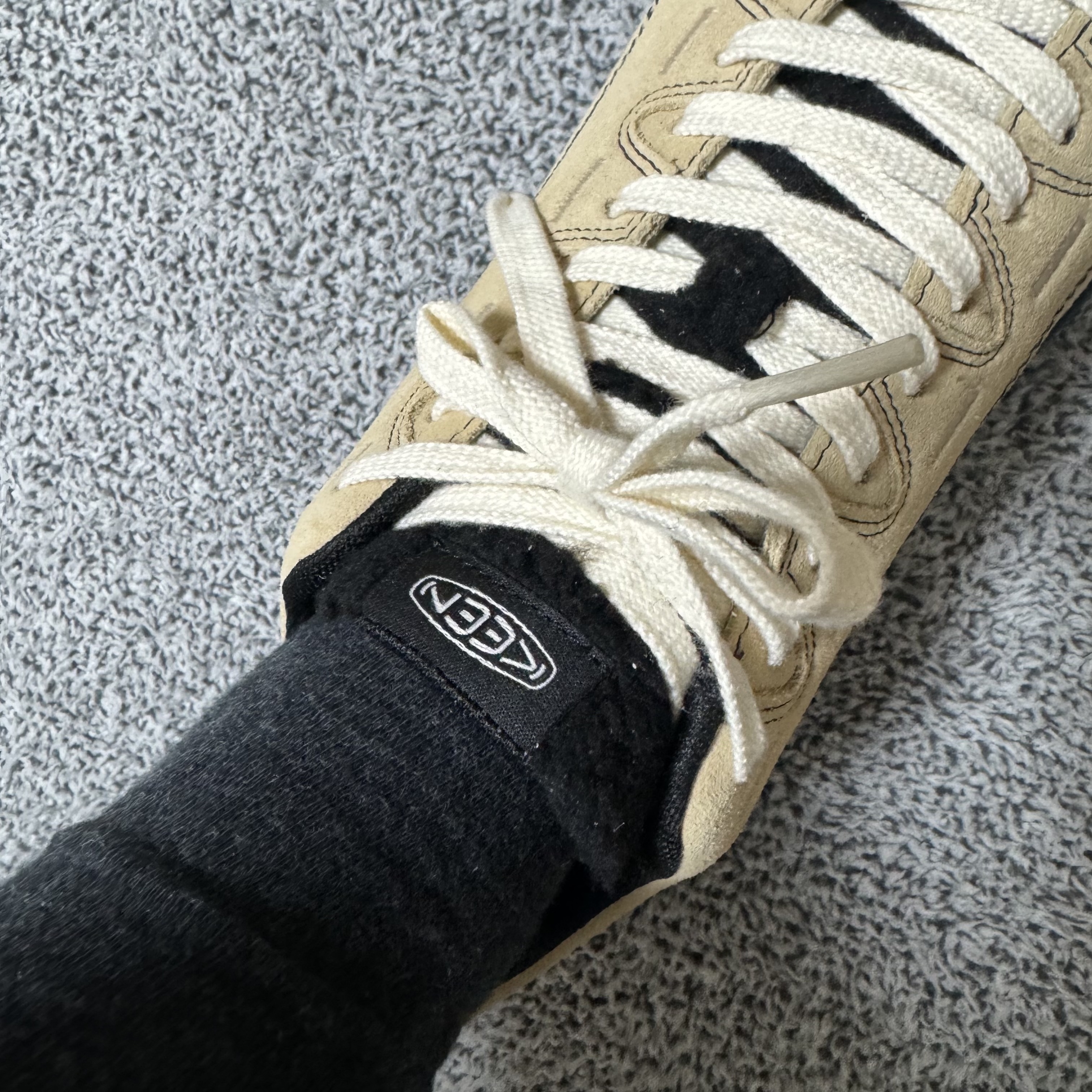 (W) Keen x Omashande Jasper Sneakers Boulder Black 착용 스타일 - 2