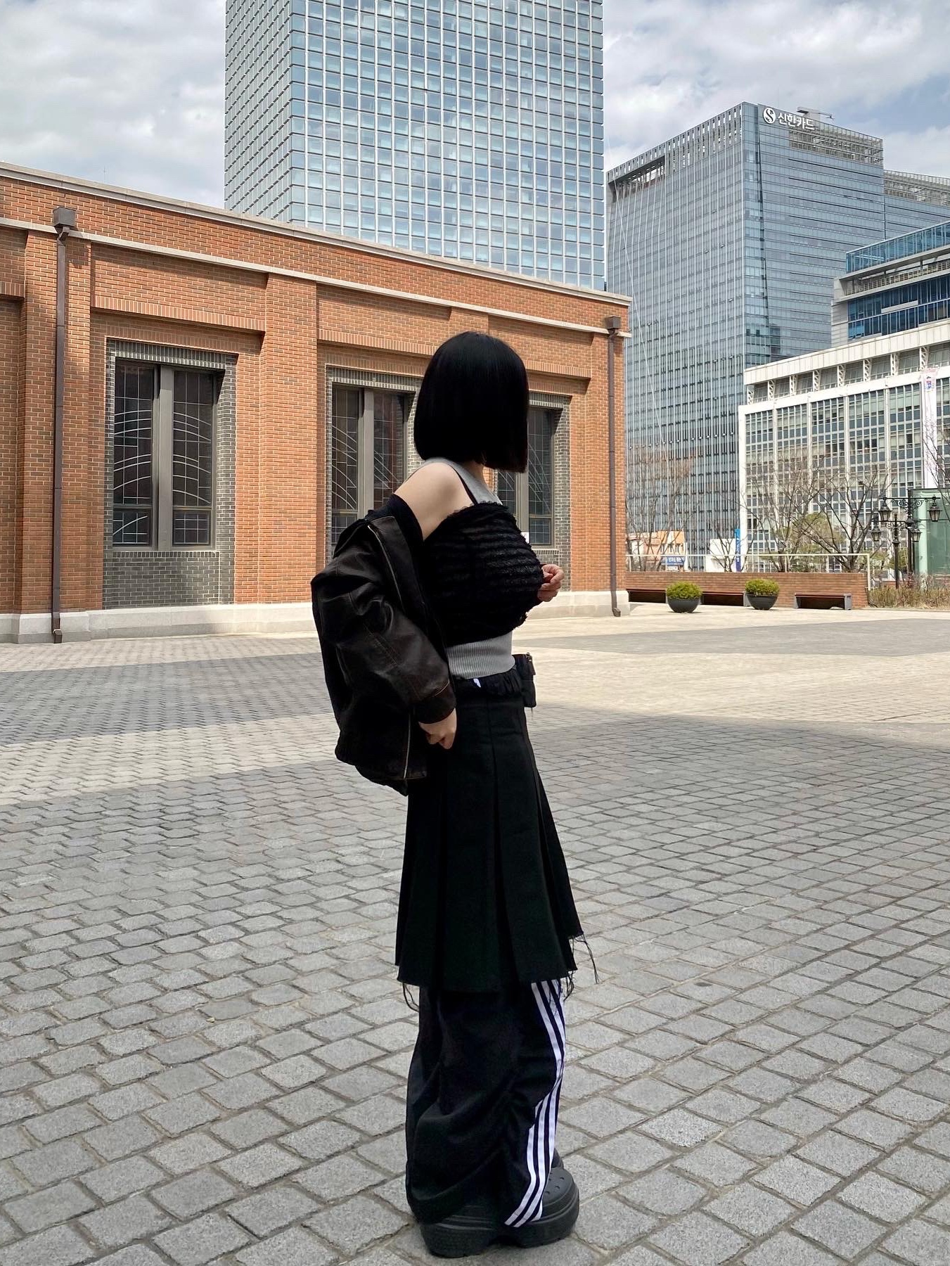 (W) Adidas Originals Firebird Loose Track Pants Black - KR Sizing 착용 스타일 - 3