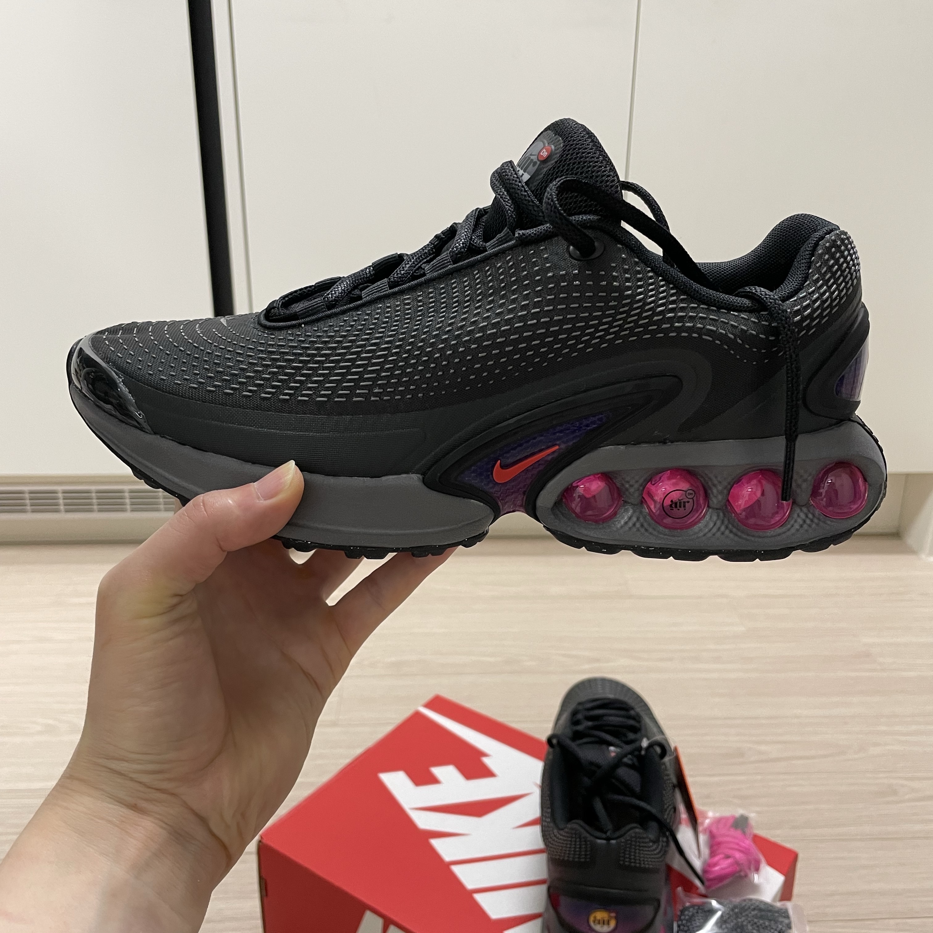 Nike Air Max Dn Black Light Crimson 착용 스타일 - 1