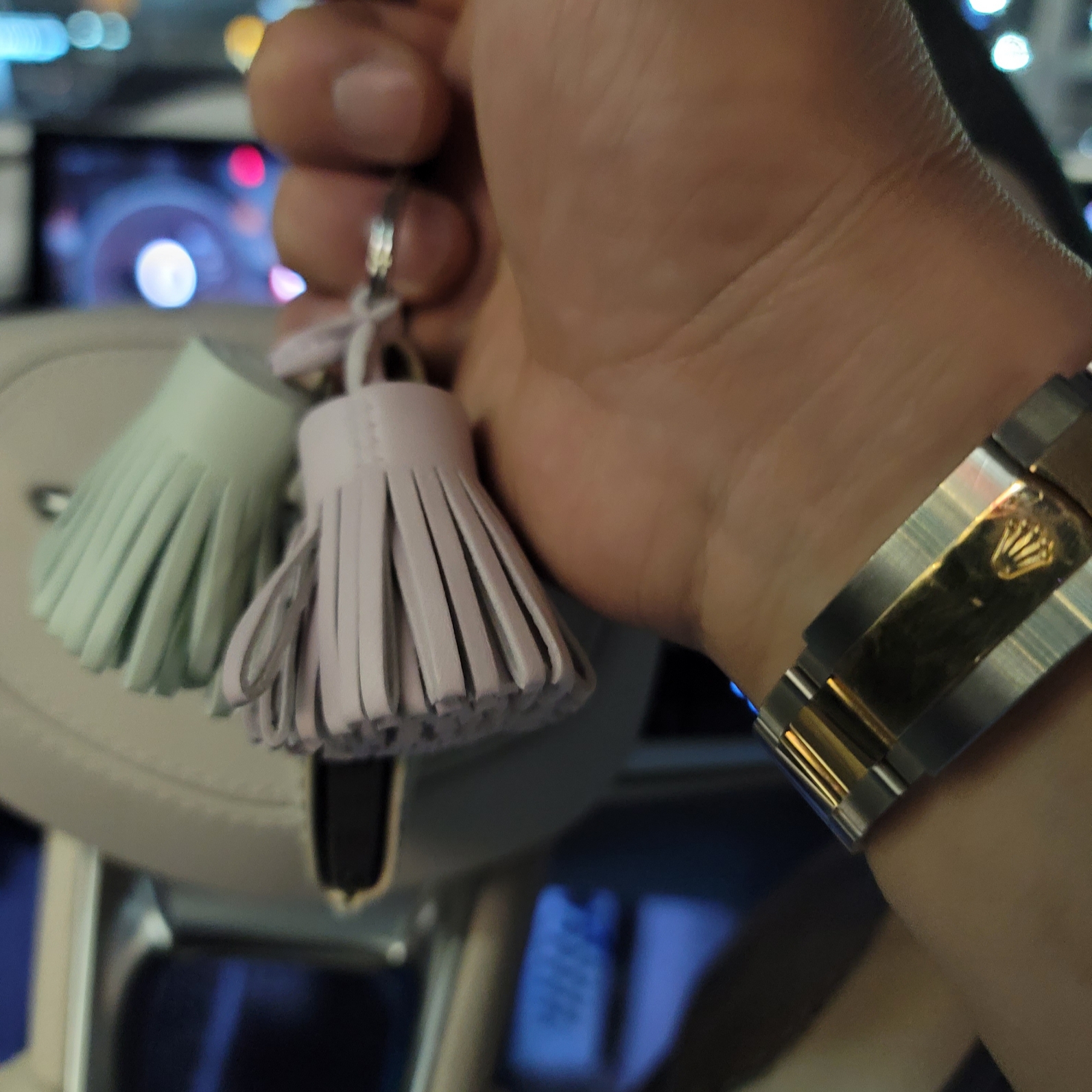 Hermes Carmen Uno-Dos Keyring Milo & Mauve Pale Vert Fizz 착용 스타일