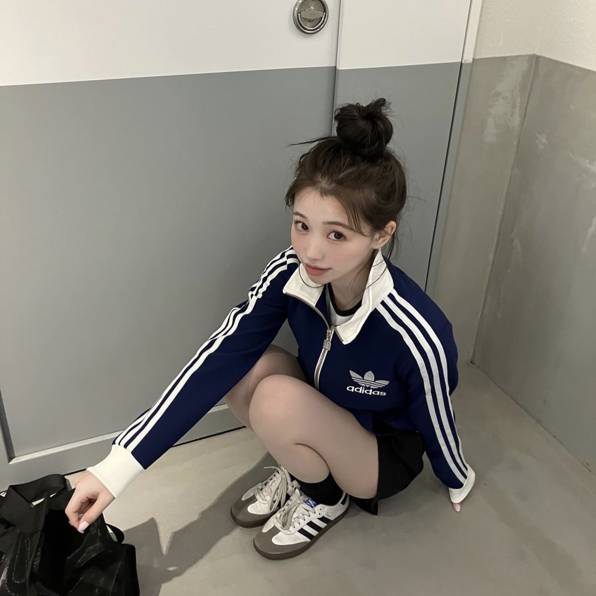 (W) Adidas Originals Beckenbauer Crepe Track Top Dark Blue - KR Sizing 착용 스타일 - 3