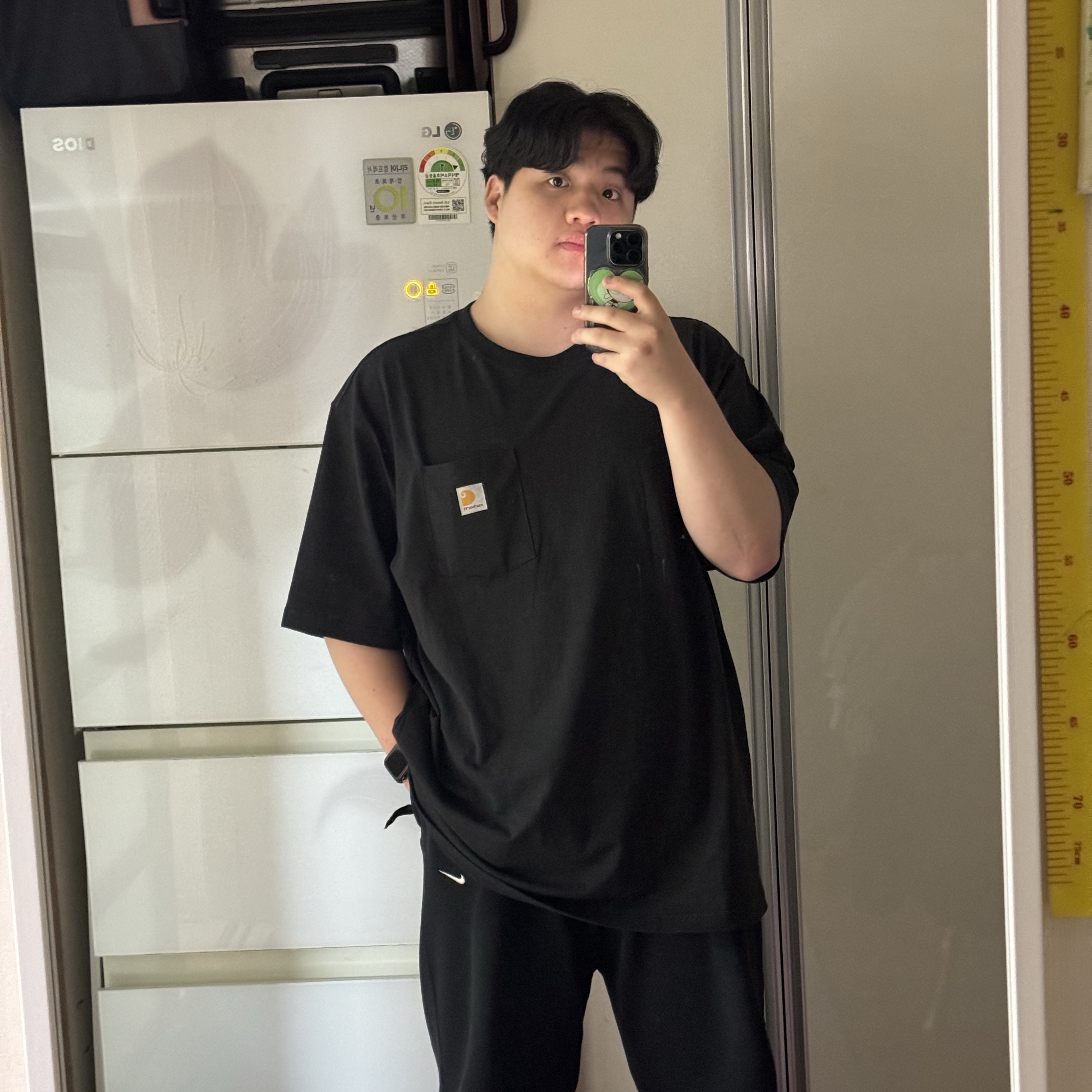 Carhartt Loose Fit Heavyweight Regular Short Sleeve Pocket T-Shirt Black 착용 스타일 - 4