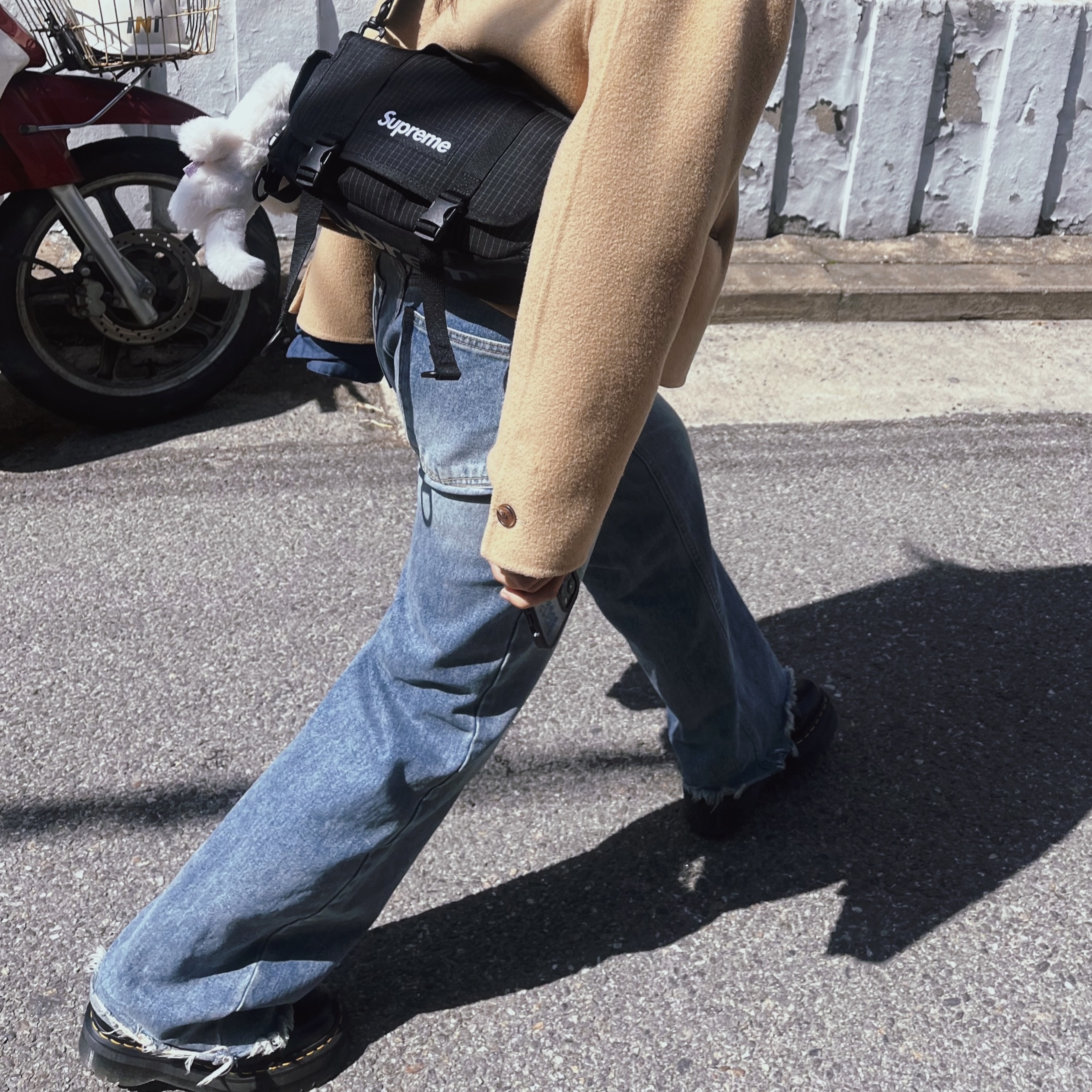 Supreme Mini Duffle Bag Black - 24SS, Dr. Martens 1461 Quad Black 착용 스타일 - 1