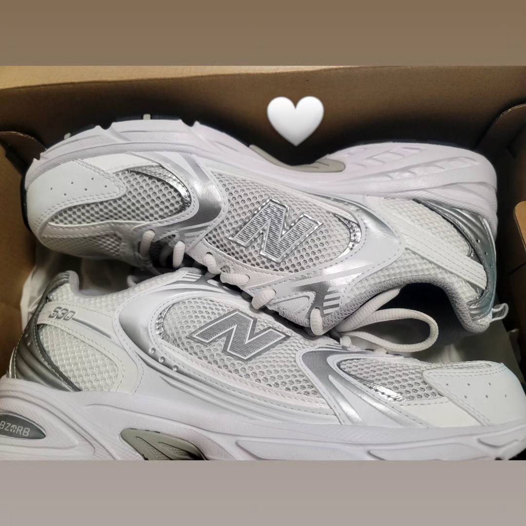 New Balance 530 Munsell White Silver Metallic 착용 스타일