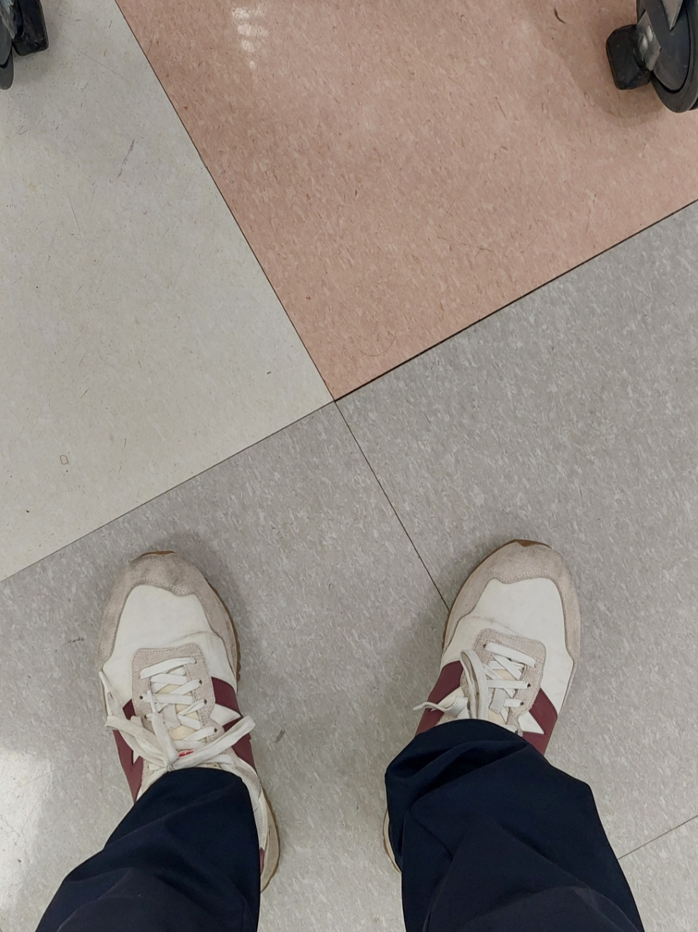 New Balance 237 Moonbeam Classic Burgundy 착용 스타일
