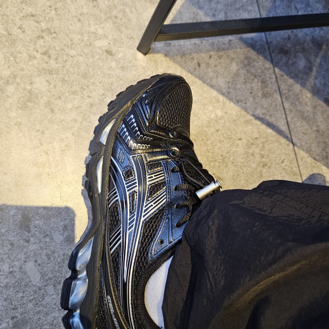 Asics Gel-Kayano 14 Black Pure Silver 착용 스타일